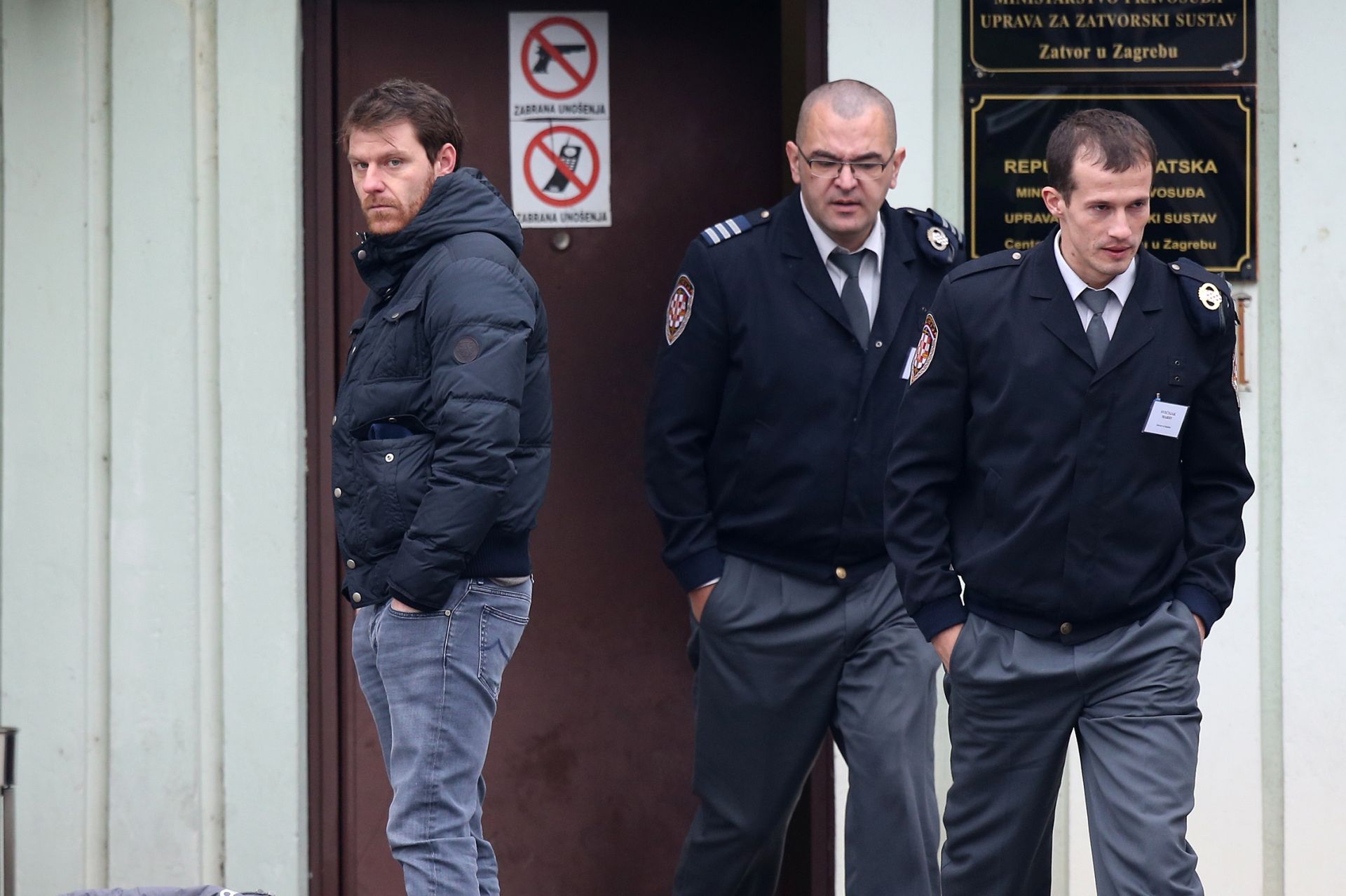 17.12.2015., Zagreb - Mario Mamic izasao je iz istraznog zatvora nakon sto je polozio jamcevinu od pet milijuna kuna. Njegov odvjetnik Cedo Prodanovic objasnio je da za jamcevinu nisu koristili ranije prihvacenu nekretninu jer je na nju netko u ime nogometasa Eduarda da Silve stavio zabiljezbu u zemljisnim knjigama. Mamic je obecao da ce se na slobodi pridrzavati odredjenih mjera opreza, medju kojima je i zabrana kontaktiranja sa svjedocima. 
Photo: Igor Kralj/PIXSELL