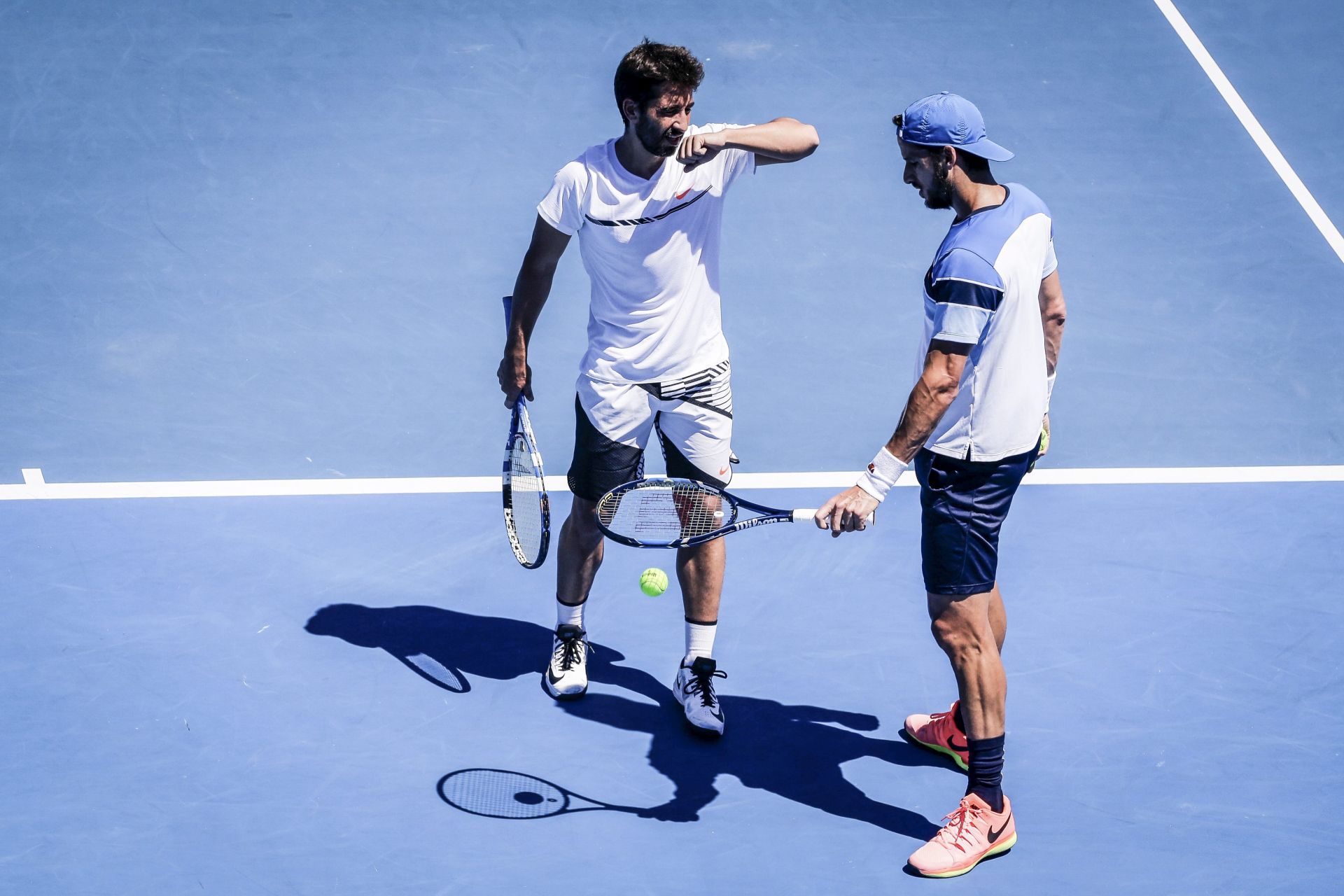 epa05740471 Feliciano Lopez (R) of Spain and Marc Lopez of Spain (L) during round three of the Men's Doubles against Pablo Carreno Busta of Spain and Guillermo Garcia-Lopez of Spain at the Australian Open Grand Slam tennis tournament in Melbourne, Australia, 22 January 2017.  EPA/MARK R. CRISTINO