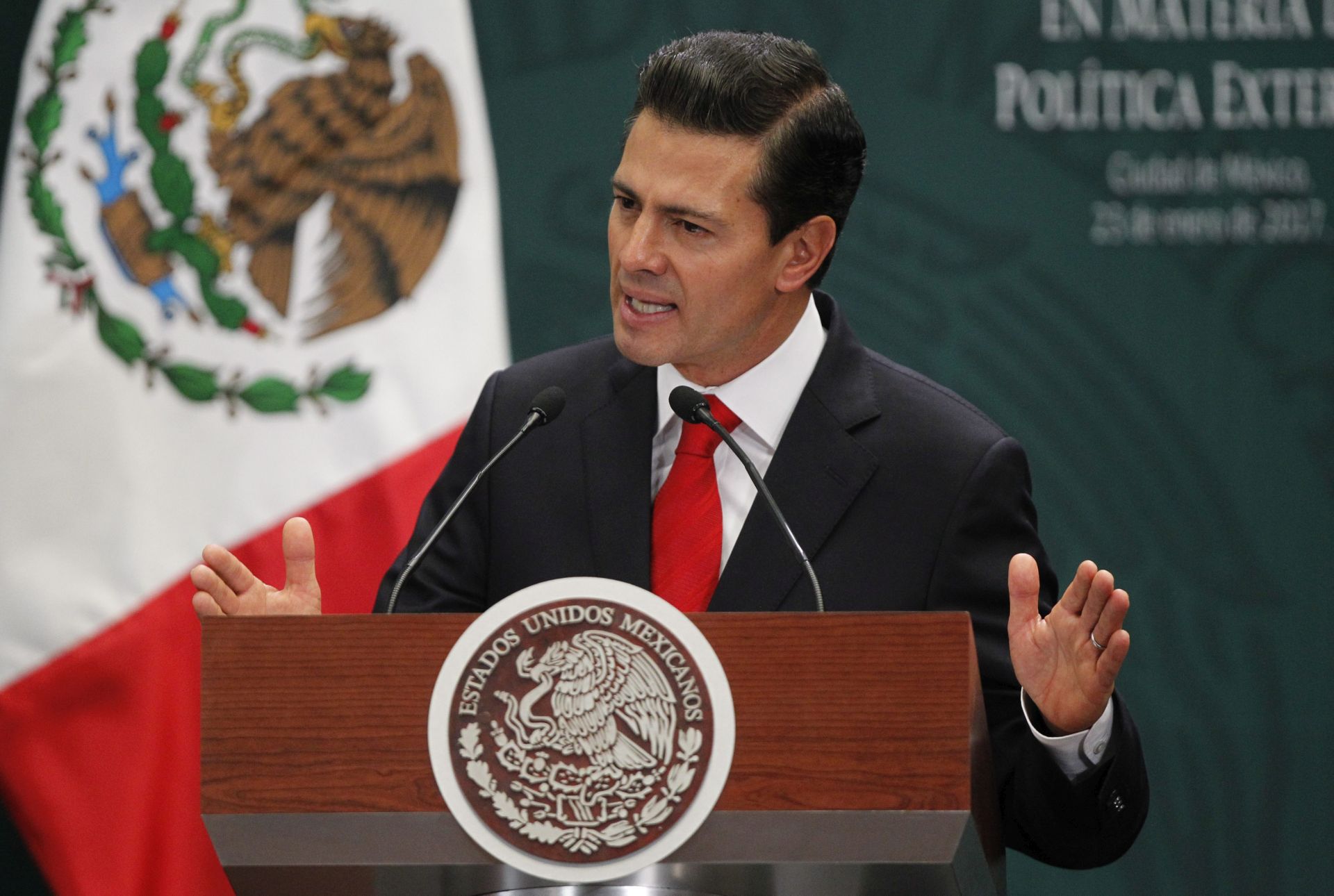 epa05744941 Mexican President Enrique Pena Nieto speaks during an event at Los Pinos presidential house in Mexico City, Mexico, 23 January 2017. Pena Nieto said Monday that as part of a comprehensive dialogue with the new Trump administration, he will ask that any expulsion of Mexican migrants from the United States take place in an orderly, coordinated manner.  EPA/Mario Guzmán