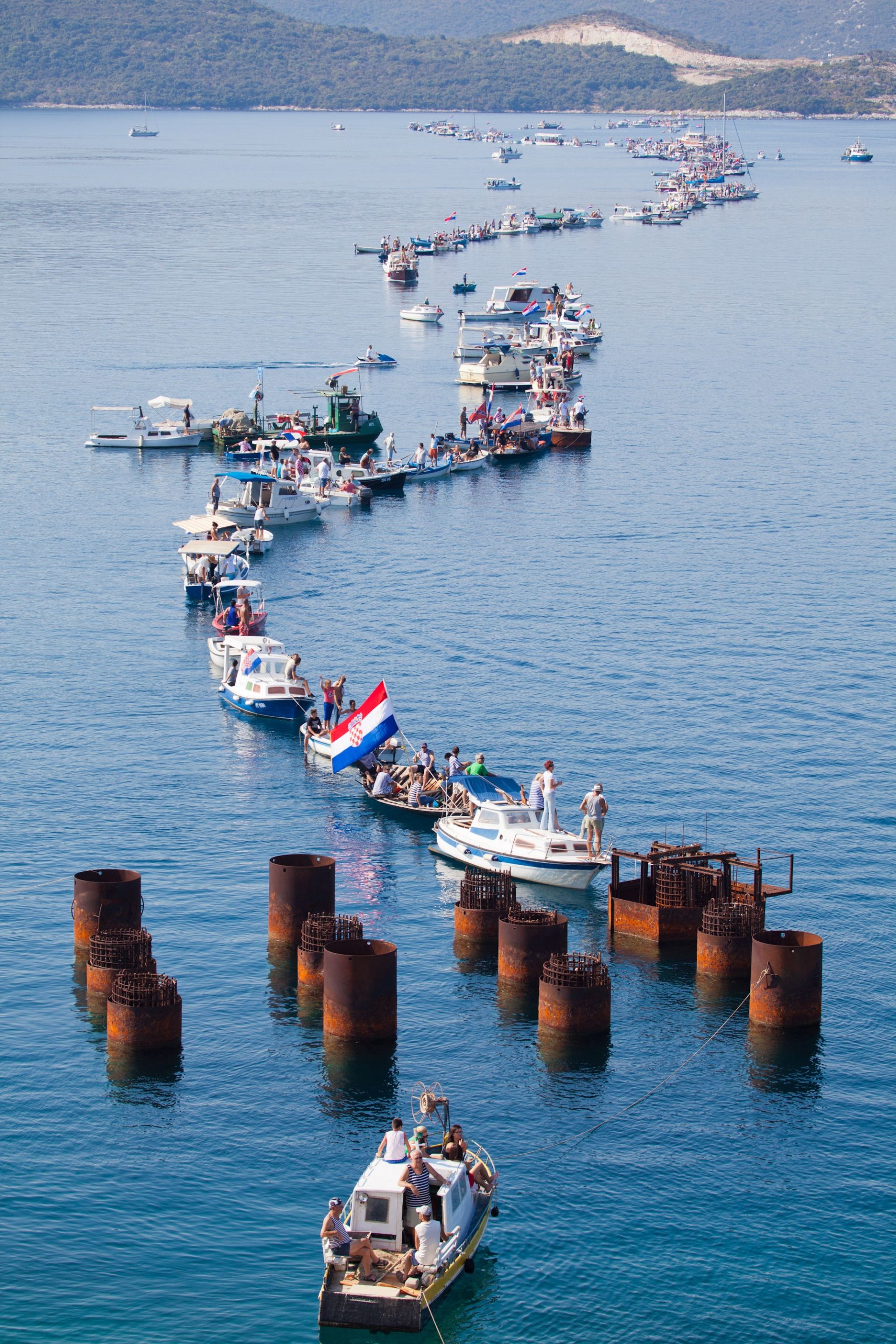 09.09.2012., Gradiliste peljeskog mosta, Komarna - U organizaciji braniteljske i udruge ladjara, brodicama je povezan poluotok Peljesac i Komarna na lokaciji predvidjenog mosta. 
Photo: Grgo Jelavic/PIXSELL