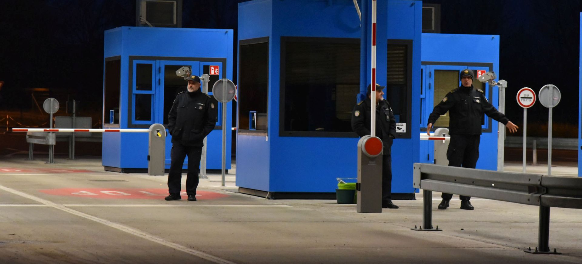 Tovarnik, 13.11.2016 - Ministar unutarnjih poslova Vlaho Orepiæ obiao je u nedjelju popodne granicu kod Tovarnika te izvijestio kako je ondje stanje stabilno te da nema naznaka problema s migrantima. Na slici granièni prijelaz kod Tovarnika.
foto HINA/ ik