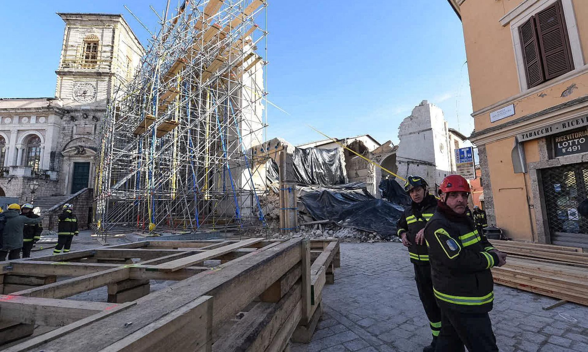 epa05685312 Italian firefighters during the operations to return the facade of the St Benedict Basilica back to a secure state in Norcia, central Italy, 22 December 2016. Firefighters are placing a structure 18 meters high and weighing 22 tons to support the facade of the Basilica, the rest of which largely collapsed after the 30 October earthquake, one of a series of devastating quakes that hit central Italy this year, including one in August that claimed almost 300 lives.  EPA/CROCCHIONI