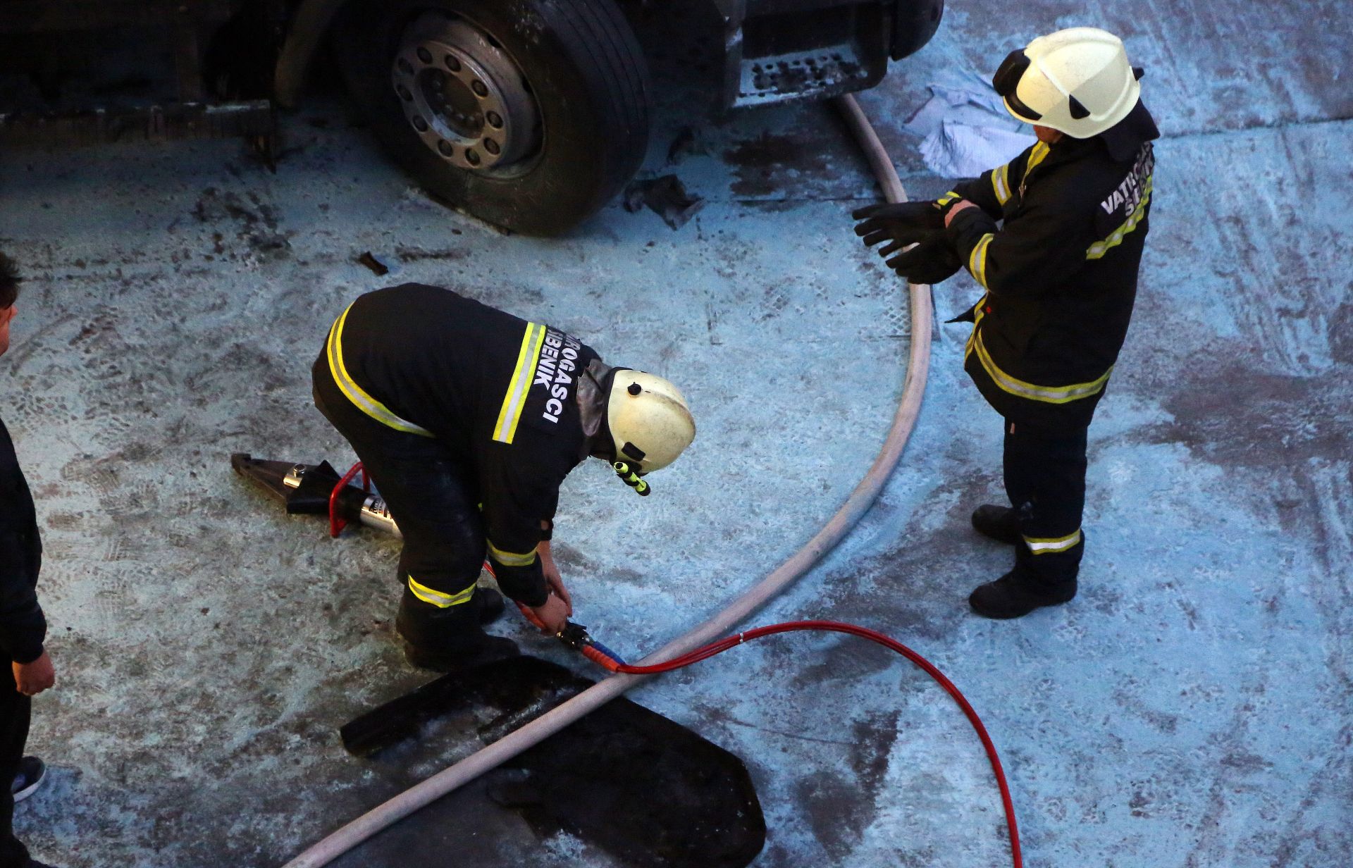 05.10.2016., Sibenik - Ispred Pevecovog skladista u Dalmare centru izbio je pozar na kamionu. Brzom intervencijom vatrogasaca pozar je ugasen i sprijecena jos veca steta. Photo: Dusko Jaramaz/PIXSELL