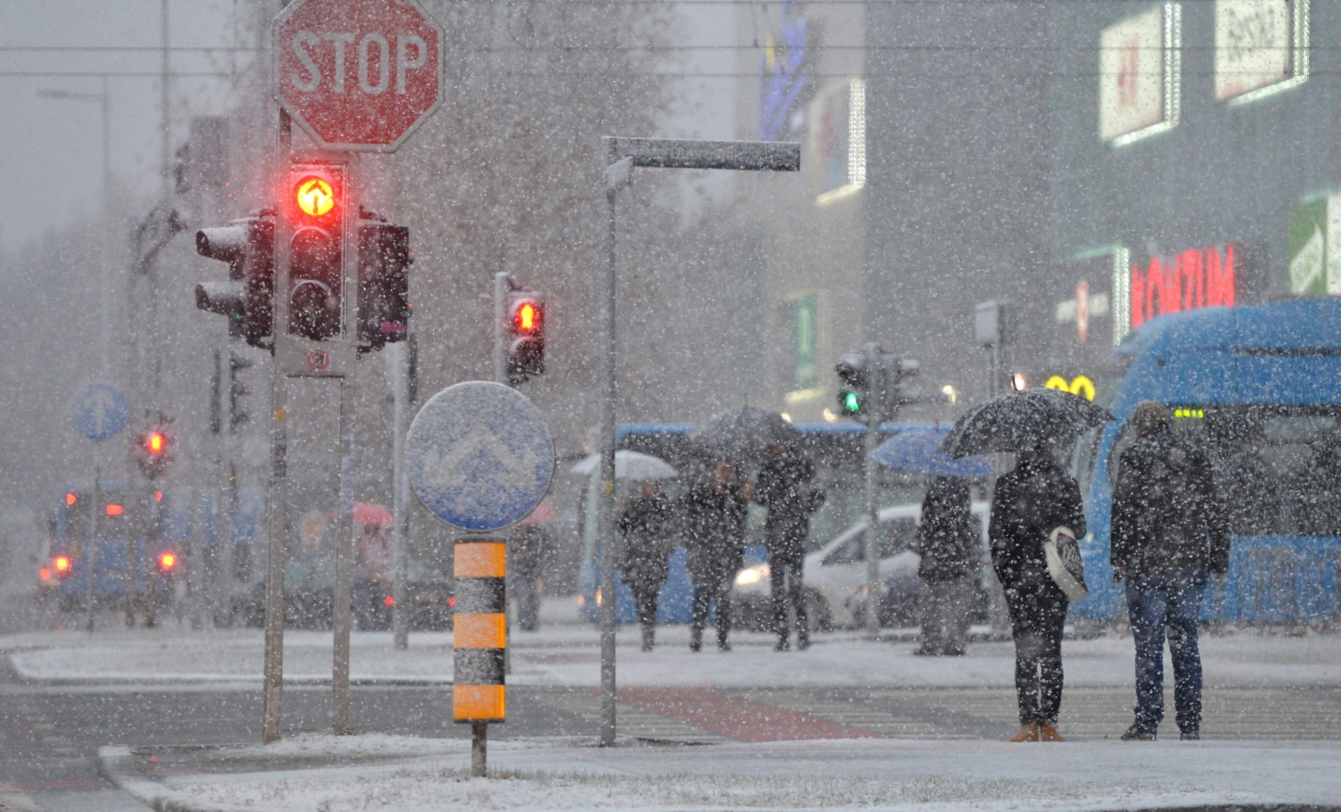 13.01.2017., Zagreb - U poslijepodnevnim satima na podrucju grada poceo je padati snijeg. Nekoliko sati prije bilo je suncano, nakon cega je uslijedila kisa pracena jakim vjetrom, a temperatura se spustila za nekoliko stupnjeva. 
Photo: Marko Lukunic/PIXSELL