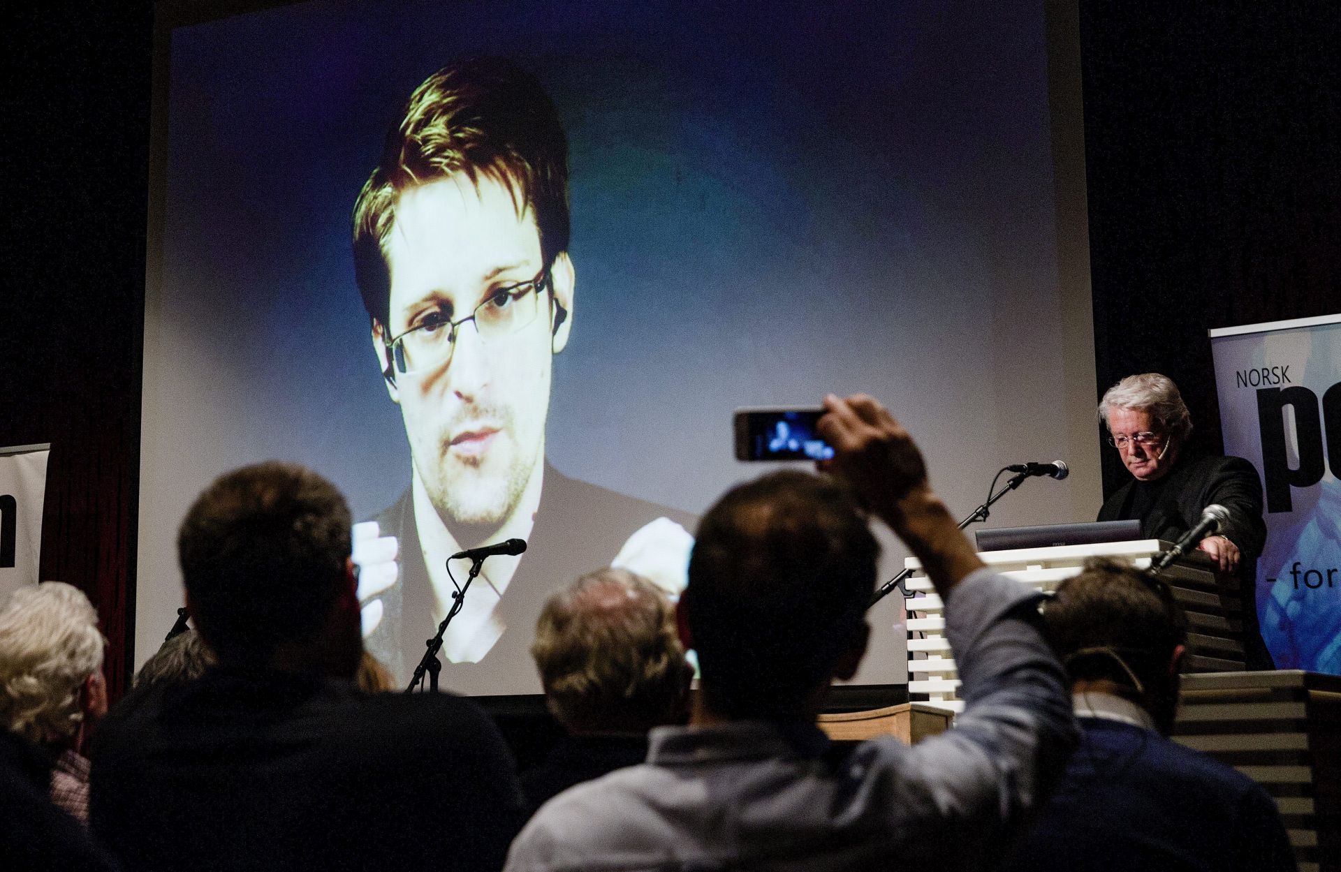 epa05637093 Former US National Security Agency subcontractor, turned whistleblower, Edward Snowden, on a link from Moscow, is interviewed by Norwegian television presenter Christian Borch at the Norwegian PEN event 'Waiting for Snowden' in Oslo, Norway, 18 November 2016.  EPA/ROALD BERIT NORWAY OUT