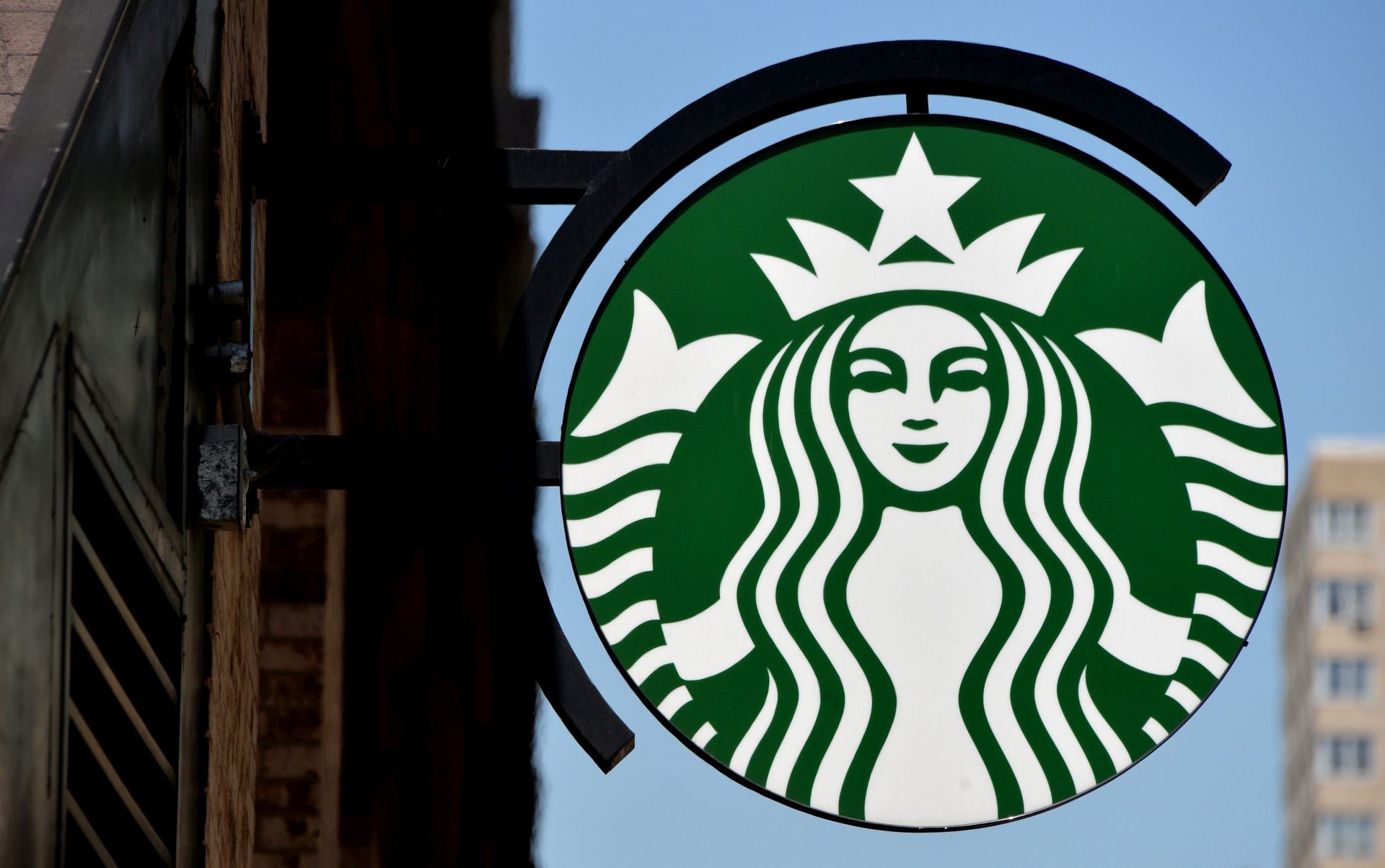 epa04261525 A view of a Starbucks sign in New York, New York, USA, 16 June 2014. The company announced that it is beginning a partnership with Arizona State University to make undergraduate degrees available at a discount to 135,000 U.S. employees who work in the stores at least 20 hours a week.  EPA/JUSTIN LANE