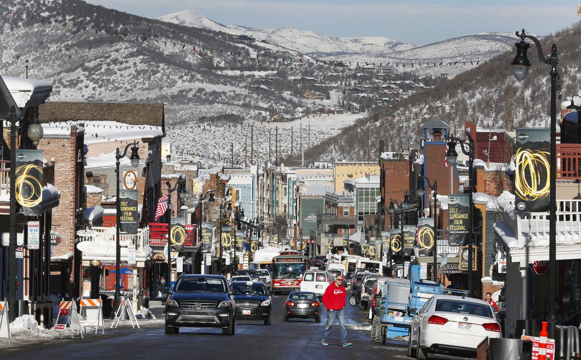 epa05728600 People make their way up and down Old Main Street before the start of the 2017 Sundance Film Festival in Park City, Utah, USA, 18 January 2017. The festival runs from 19 to 29 January.  EPA/GEORGE FREY