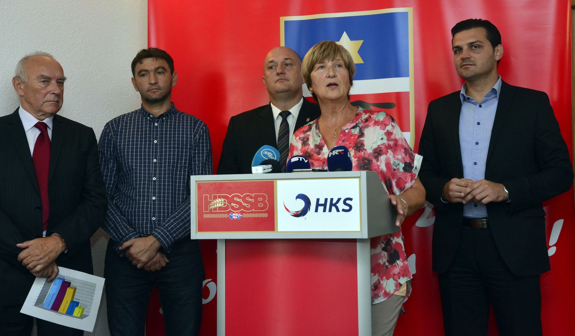 07.09.2016., Slavonski Brod - Konferencija za medije HDSSB-a na temu Zaustavimo pljacku slavonske zemlje na MOST-ov nacin.​ Konferenciji za medije nazocili su predsjednik HDSSB-a Dragan Vulin, HDSSB-ov kandidat za ministra poljoprivrede i Osjecko-baranjski dozupan Zeljko Kraljicak, predsjednica HKS-a​ ​Ruza Tomasic, kao i kandidati s liste koalicije HDSSB, HKS u 5. izbornoj jedinici. Photo: Ivica Galovic/PIXSELL