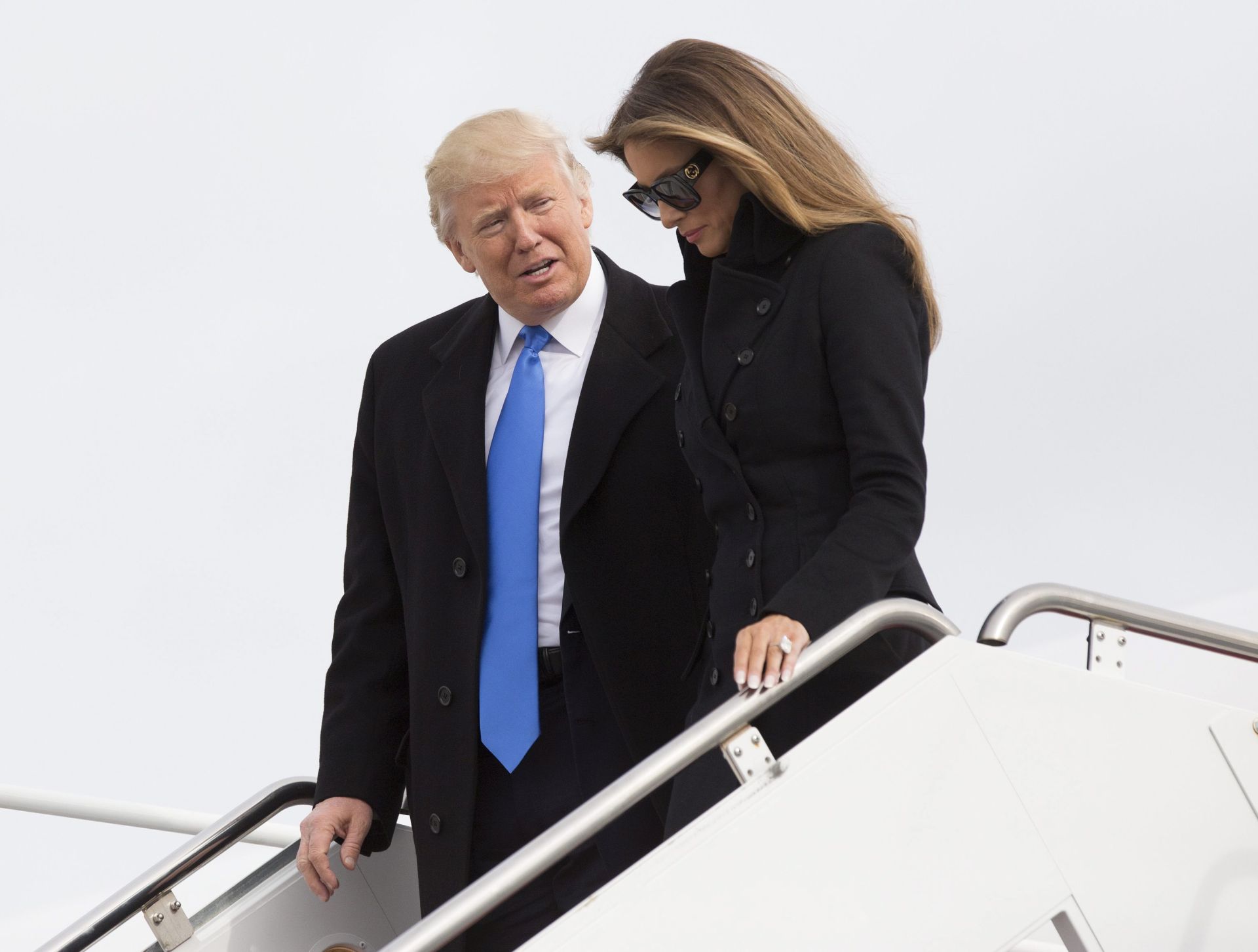 epa05731821 US President-elect Donald J. Trump (L) and his wife Melania Trump (R) arrive Joint Base Andrews in Maryland, USA, 19 January  2017 the day before his swearing in as 45th President of The United States. Trump won the 08 November 2016 election to become the next US President.  EPA/Chris Kleponis / POOL