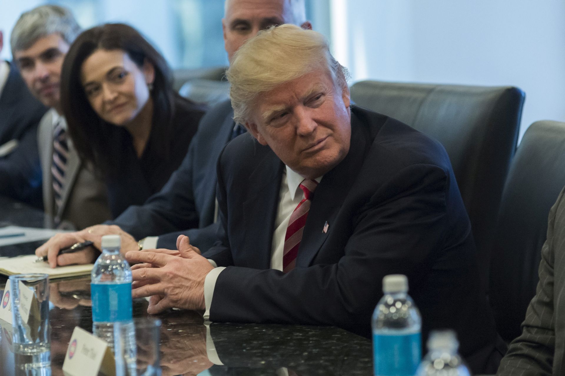 epa05675840 US President-elect Donald Trump (R) attends a meeting of technology chiefs in the Trump Organization conference room at Trump Tower in New York, New York, USA, 14 December 2016.  EPA/Albin Lohr-Jones / POOL