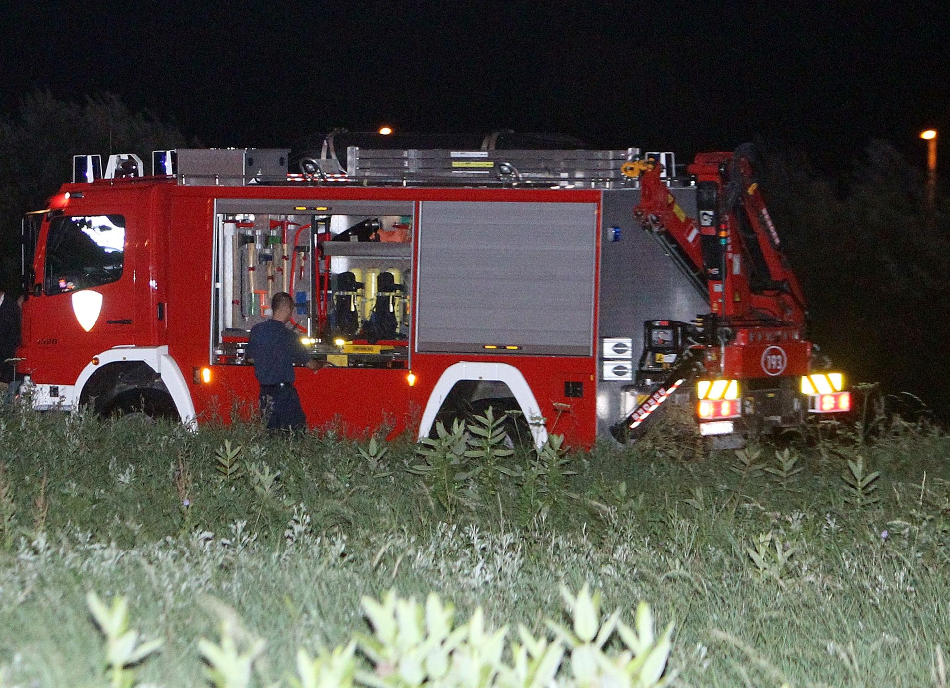 26.08.2014, Zagreb - Kod mosta Slobode, policija i vatrogasci pretrazuju Savu zbog dojave da je automobil slatio u rijeku. Policija s camcem ispituje dno i ronioci su se uputili u potragu. Potrazi su se pridruzili pripadnici GSS-a i vatrogasna kola s rasvjetom.
Photo: Goran Jakus/PIXSELL