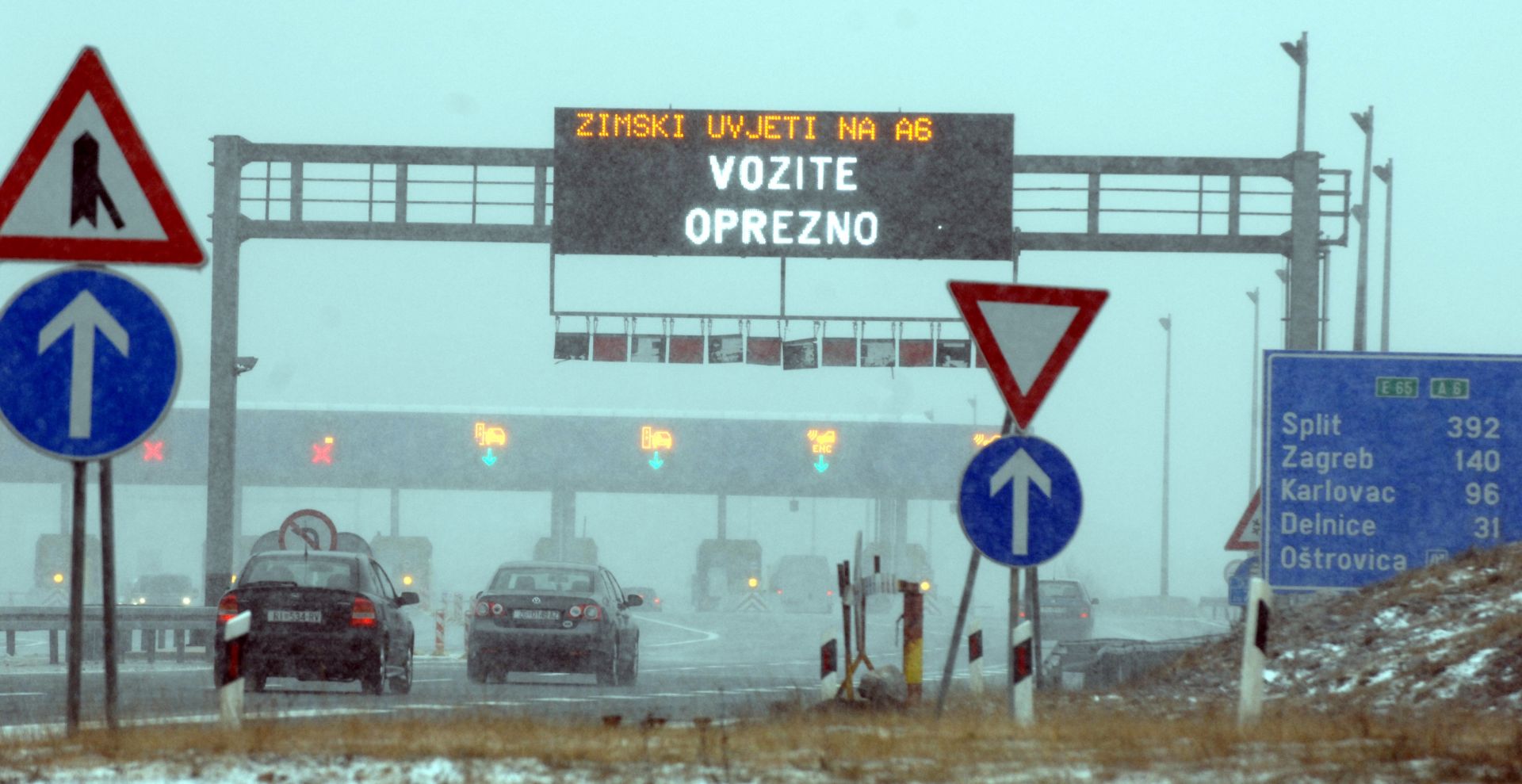 21.01.2011., Grobnik, Rijeka - Jaka bura i snijeg otezavaju promet na autocesti Rijeka - Zagreb. Policija iskljucuje iz prometa kamione prije naplatnih kucica autoputa na Grobnickom polju.
Photo: Goran Kovacic/PIXSELL