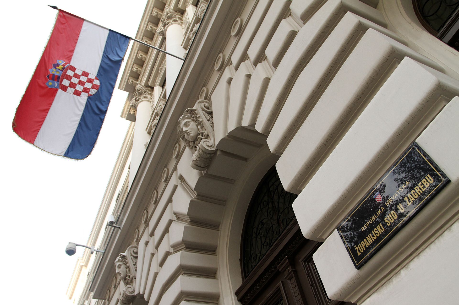 24.11.2012., Zagreb - Zgrada Zupanijskog suda gdje je kroz razbijeni prozor pokusao pobjeci srbijanski kradljivac automobila.
Photo: Anto Magzan/PIXSELL