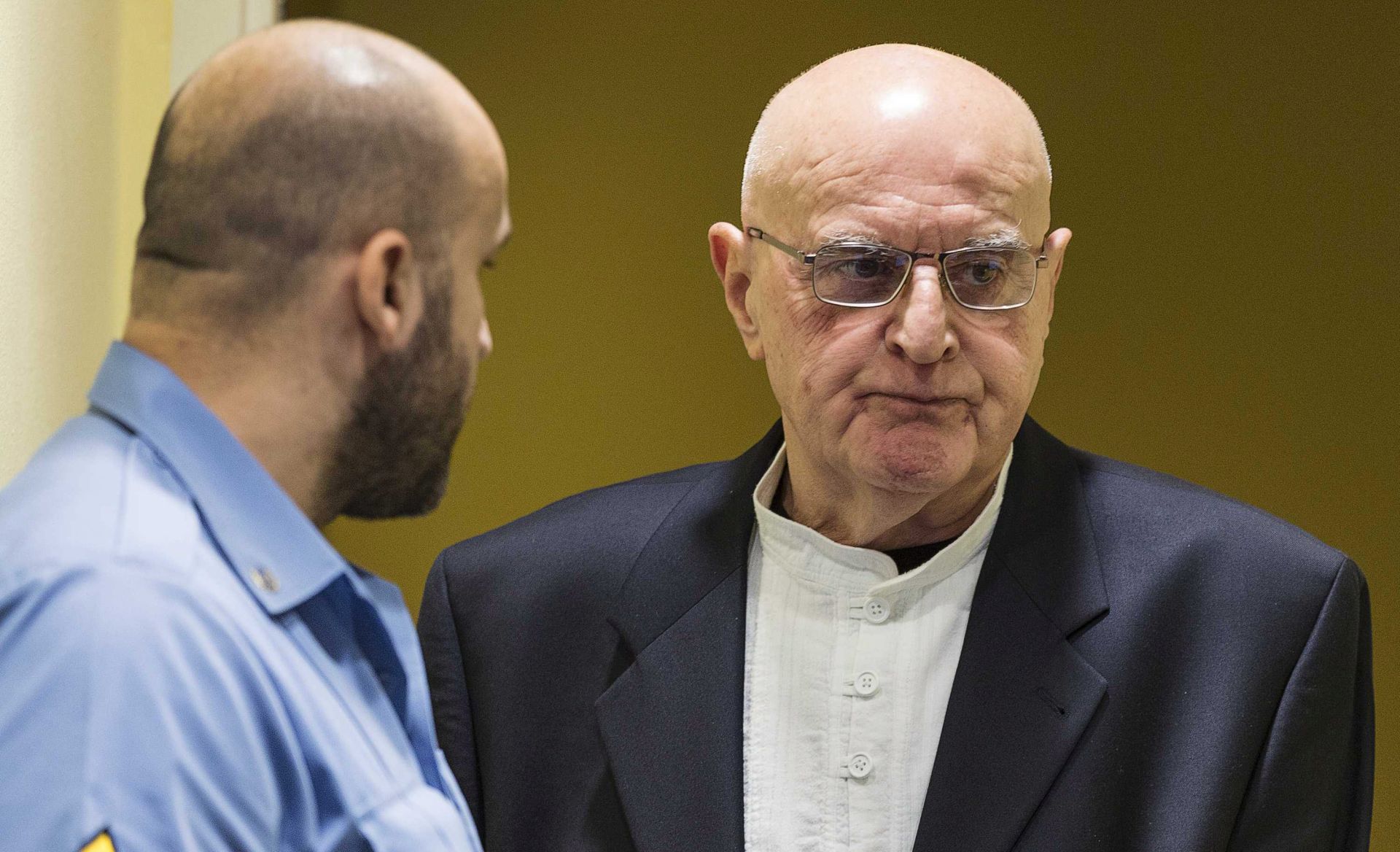 epa04594600 Former Bosnian Serb Colonel and chief of security Ljubisa Beara (R), enters the courtroom of the International Criminal Tribunal for the former Yugoslavia (ICTY) for the Appeals Judgement, in The Hague, The Netherlands, 30 January 2015.  EPA/MICHAEL KOOREN / POOL