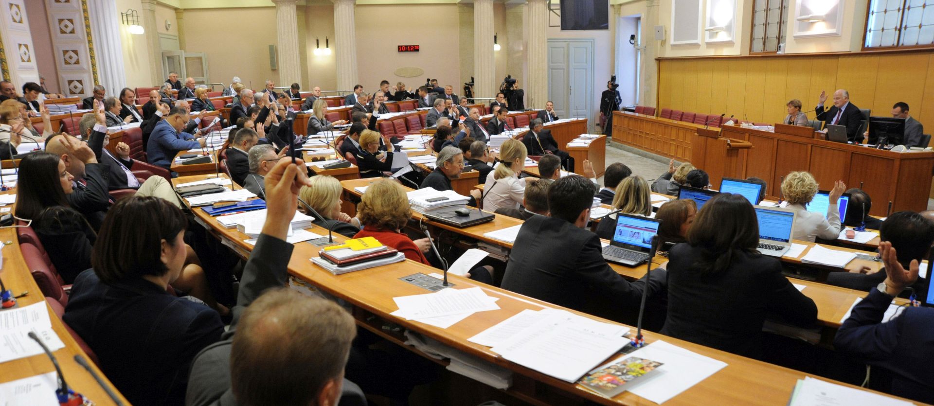 Zagreb, 13.02.2014 - Predsjednik kluba zastupnika SDP-a Igor Dragovan najavio je da æe Sabor sutra glasovati o Izvjeæu o radu DORH-a u 2012. te da æe SDP to izvjeæe podrati. Arhivska fotografija od 25.10.2013. godine prikazuje zastupnike dok glasuju tijekom sjednice Hrvatskog sabora.
foto FaH/ Denis CERIÆ /ds