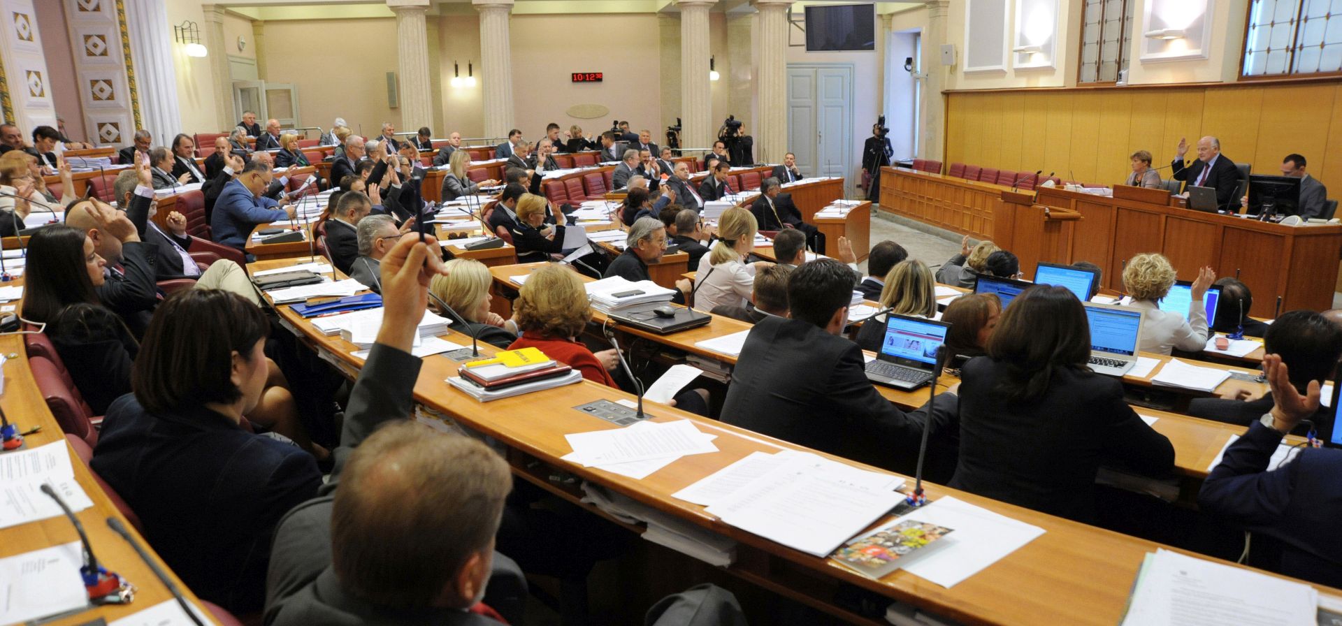 Zagreb, 13.02.2014 - Predsjednik kluba zastupnika SDP-a Igor Dragovan najavio je da æe Sabor sutra glasovati o Izvjeæu o radu DORH-a u 2012. te da æe SDP to izvjeæe podrati. Arhivska fotografija od 25.10.2013. godine prikazuje zastupnike dok glasuju tijekom sjednice Hrvatskog sabora.
foto FaH/ Denis CERIÆ /ds