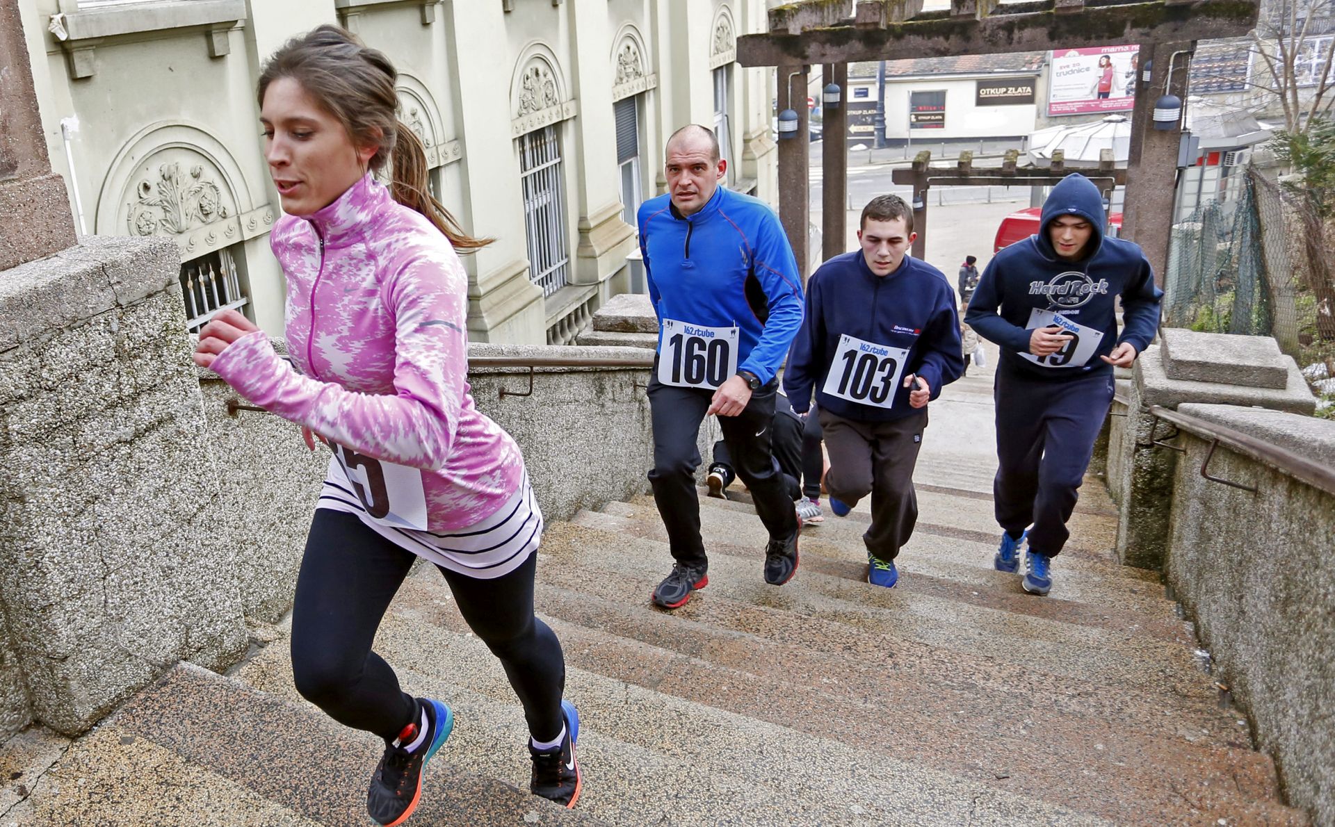 Zagreb, 14.2.2015 - Deveta utrka zagrebaèkog Medicinskog fakulteta 162 stube s ciljem promocije zdravog ivota i prevencije kardiovaskularnih bolesti okupila je u subotu 199 sudionika, kojima je potporu doao dati i ministar zdravlja Sinia Varga. 
foto HINA/ Denis CERIÆ/ i