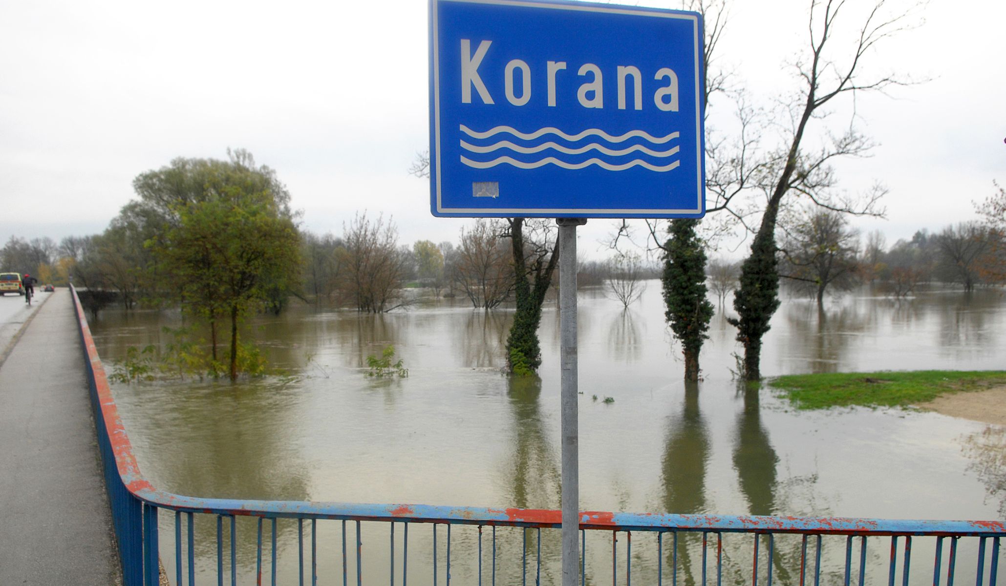 Karlovac, 26.2.2015 - Rijeke Korana i Kupa su u opadanju u Karlovcu, a prema prema Sisku Kupa raste, no kako prema meteorolokim prognozama iduæih deset dana neæe biti kie, ne oèekuju veæa izlijevanja rijeka ni u Karlovcu ni na Savi. Arhivska fotografija od 12.11.2013. godine prikazuje most preko rijeke Korane u Karlovcu.
foto HINA/ Mladen VOLARIÆ/ ua
