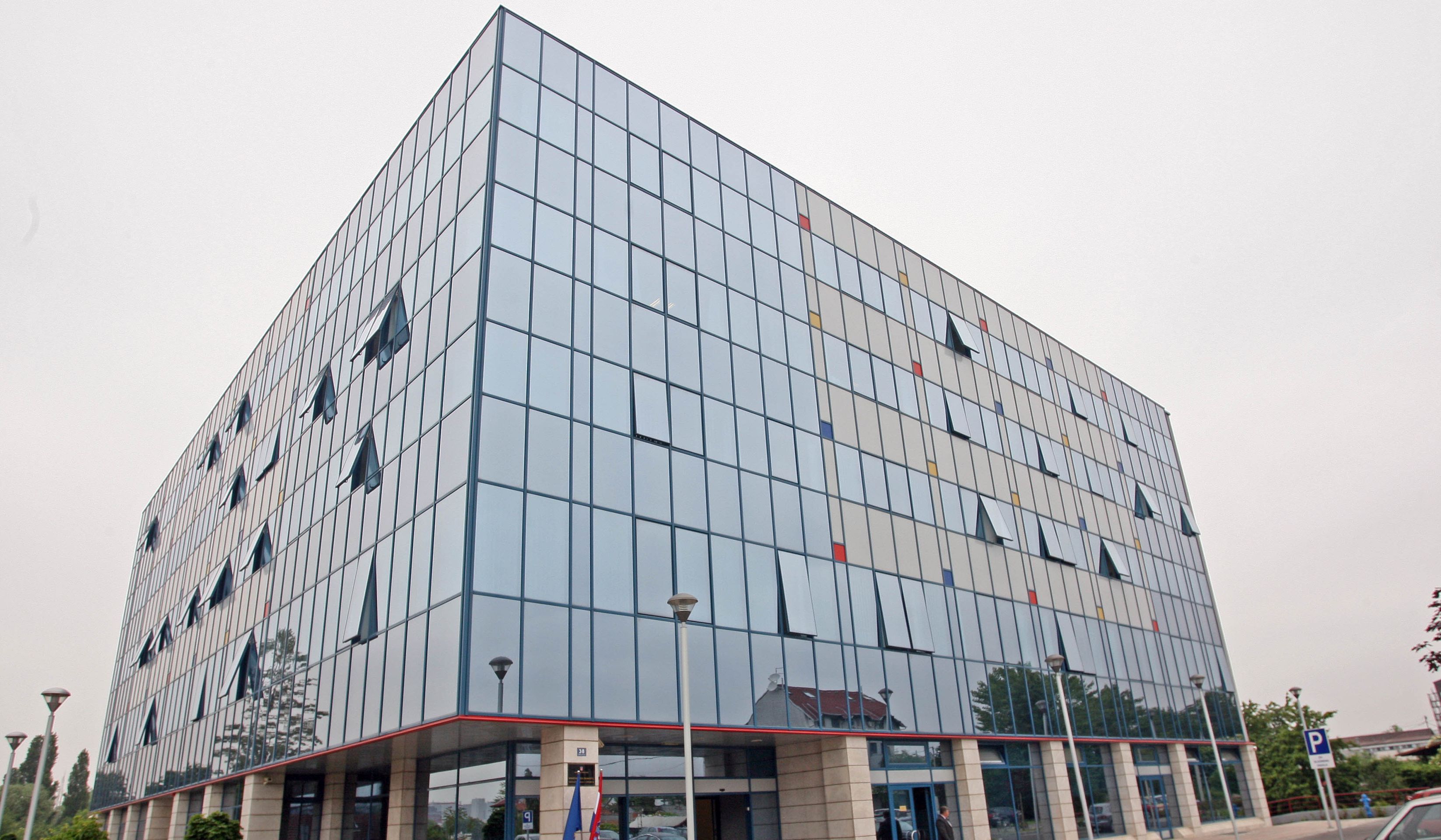 Zagreb, 16.04.2013 -Kurikulum zdravstvenog odgoja u osnovnim i srednjim kolama ostao je nepromijenjen od uvoðenja u rujnu 2012., priopæilo je danas Ministarstvo znanosti, obrazovanja i sporta (MZOS) opovrgavajuæi navode tiska da Povjerenstvo za uvoðenje zdravstvenog odgoja "polako odustaje od glavnih toèaka spolnog odgoja". Arhivska fotografija od 15.05.2009. godine prikazuje zgradu Ministarstva znanosti, obrazovanja i sporta u ulici Donje Svetice u Zagrebu.
foto FaH/ Damir SENÈAR /ik