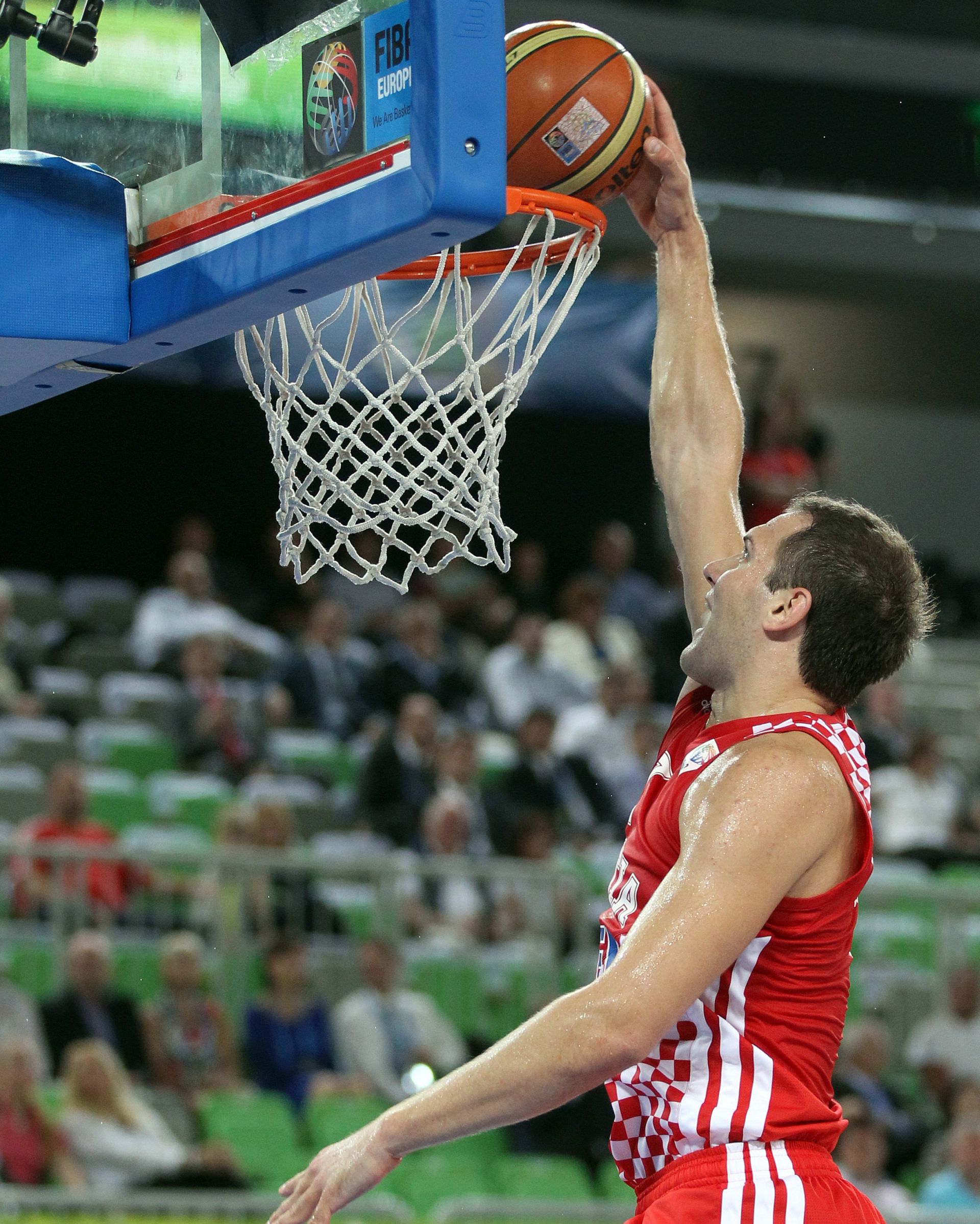 Zagreb, 08.10.2014. - Hrvatski koarkaki reprezentativci Bojan Bogdanoviæ i Damjan Rude debitirali su za svoje nove klubove, Brooklyn Netse i Indiana Pacerse, ubacivi svaki po osam poena u pobjedama svojih momèadi nad Maccabijem (111-94), odnosno Minnesota Timberwolvesima (103-90). Arhivska fotografija od 22.09.2013. godine prikazuje Bojana Bogdanoviæa na Eurobasketu u Ljubljani.
foto HINA/ Damir SENÈAR /mm
