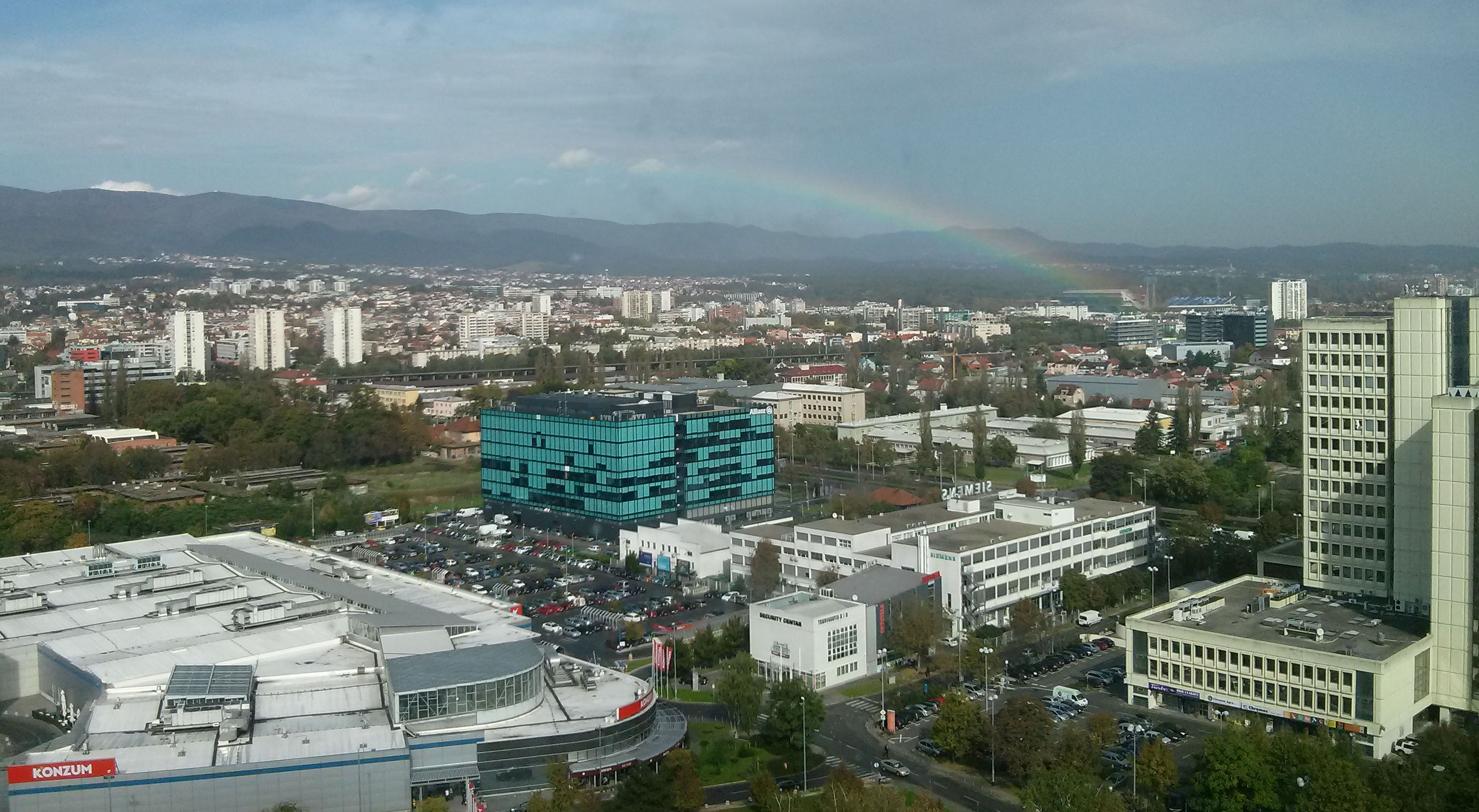 Zagreb, 14.10.2014 - U povodu preseljenja Ministarstva zatite okolia i prirode, Dravnog zavoda za zatitu prirode, Agencije za zatitu okolia i Fonda za zatitu okolia i energetsku uèinkovitost u poslovnu zgradu Zagrebtower, danas je glasnogovornica ministarstva Dijana Suac ponovno ustvrdila da æe to preseljenje dravnom proraèunu godinje utedjeti oko 3,5 milijuna kuna, odnosno 35 posto sredstava za trokove ministarstva i prateæih institucija. Na slici pogled na grad Zagreb iz zgrade Zagrebtowera.
foto HINA/ ik