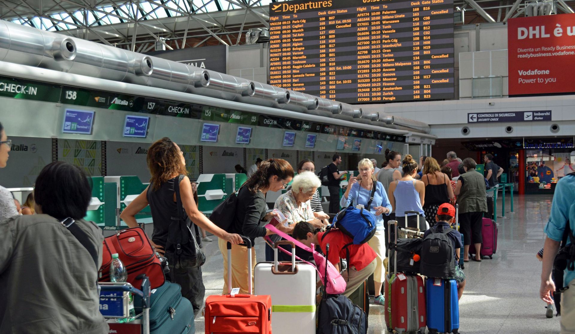 epa04858266 Passengers queue for check-in in Fiumicino airport during Alitalia flight attendants and air pilots strike in Fiumicino airport, Rome, Italy, 24 July 2015. More than 60 Alitalia flights, including both arrivals and departures, were canceled by mid-morning Friday at Rome's Fiumicino Airport amid a 24-hour strike by pilots and flight attendants.  EPA/TELENEWS