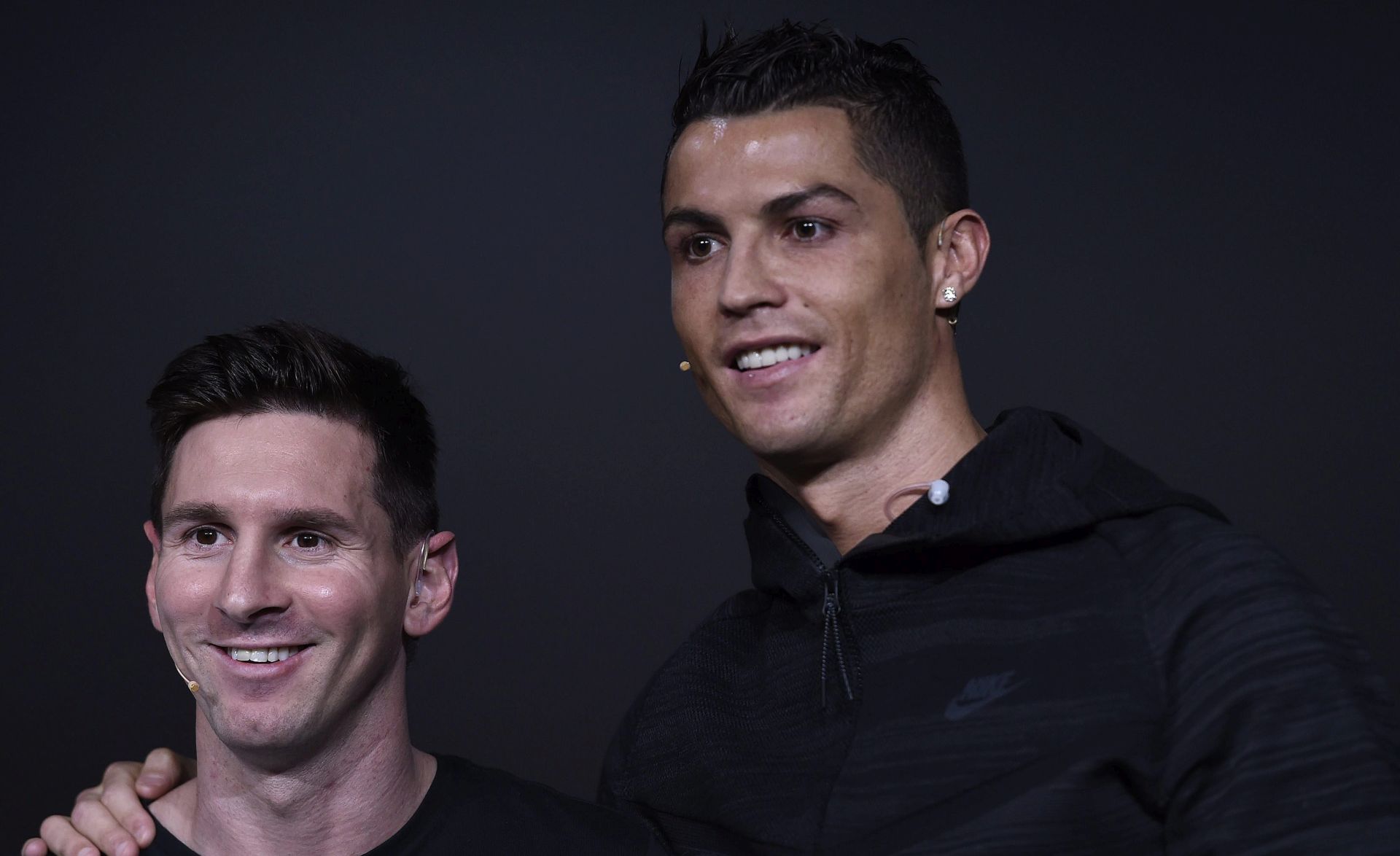 epa05097367 Argentina's Lionel Messi (L)and Portugal's Cristiano Ronaldo, two of the nominees for the FIFA Ballon d'Or 2015 award, attend a press conference prior to the FIFA Ballon d'Or awarding ceremony at the Kongresshaus in Zurich, Switzerland, 11 January 2016.  EPA/VALERIANO DI DOMENICO