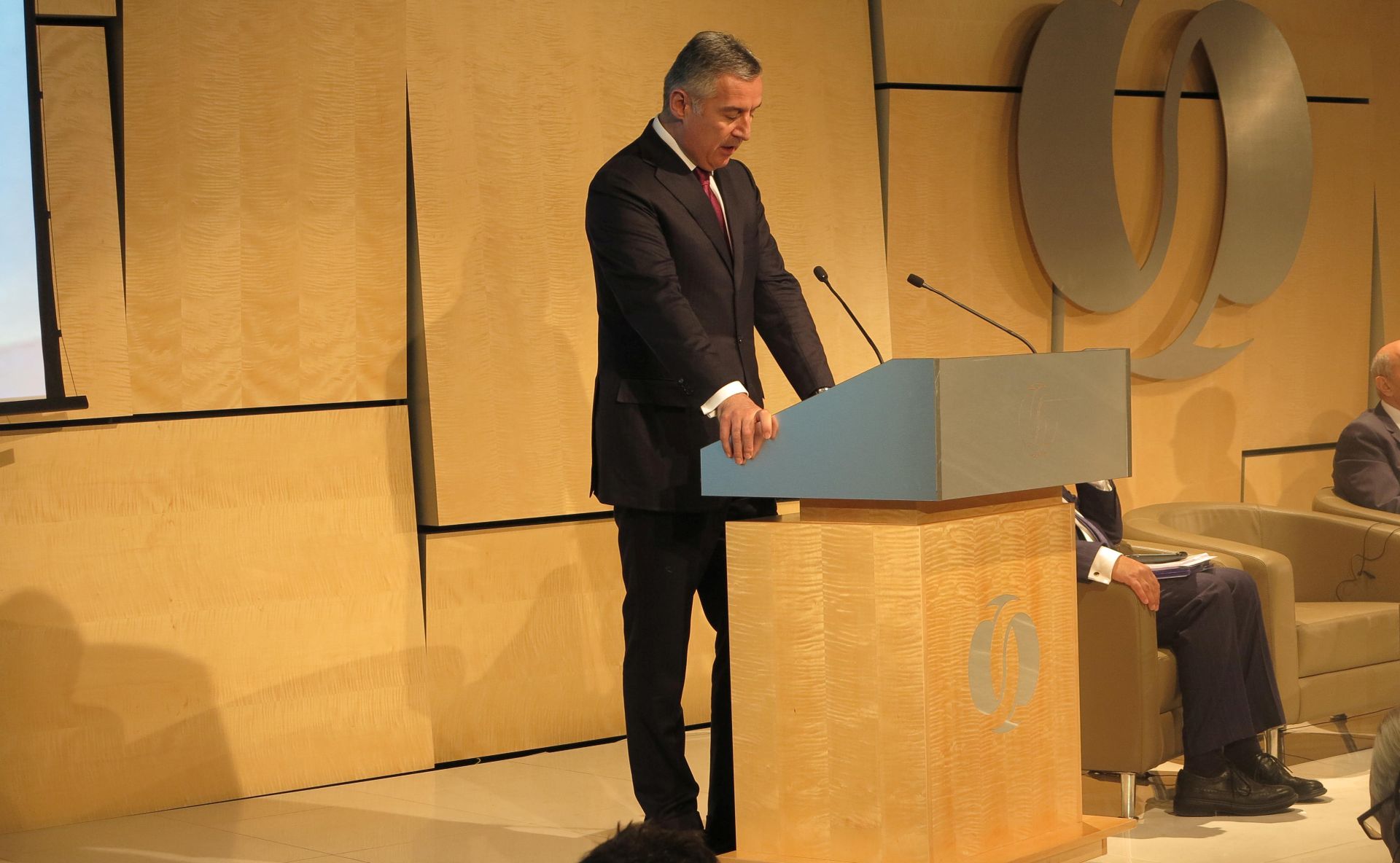 London, 22.2.2016. .- Hrvatski premijer Tihomir Orekoviæ sudjeluje na zapadnobalkanskom investicijskom summitu, koji organizira Europska banka za obnovu i razvoj (EBRD), uz premijere, ministre, politièke èelnike i vodeæe poduzetnike iz hrvatskog jugoistoènog susjedstva. Na fotografiji crnogorski premijer Milo Ðukanoviæ. 
foto HINA / Slavko VUKADIN / mm