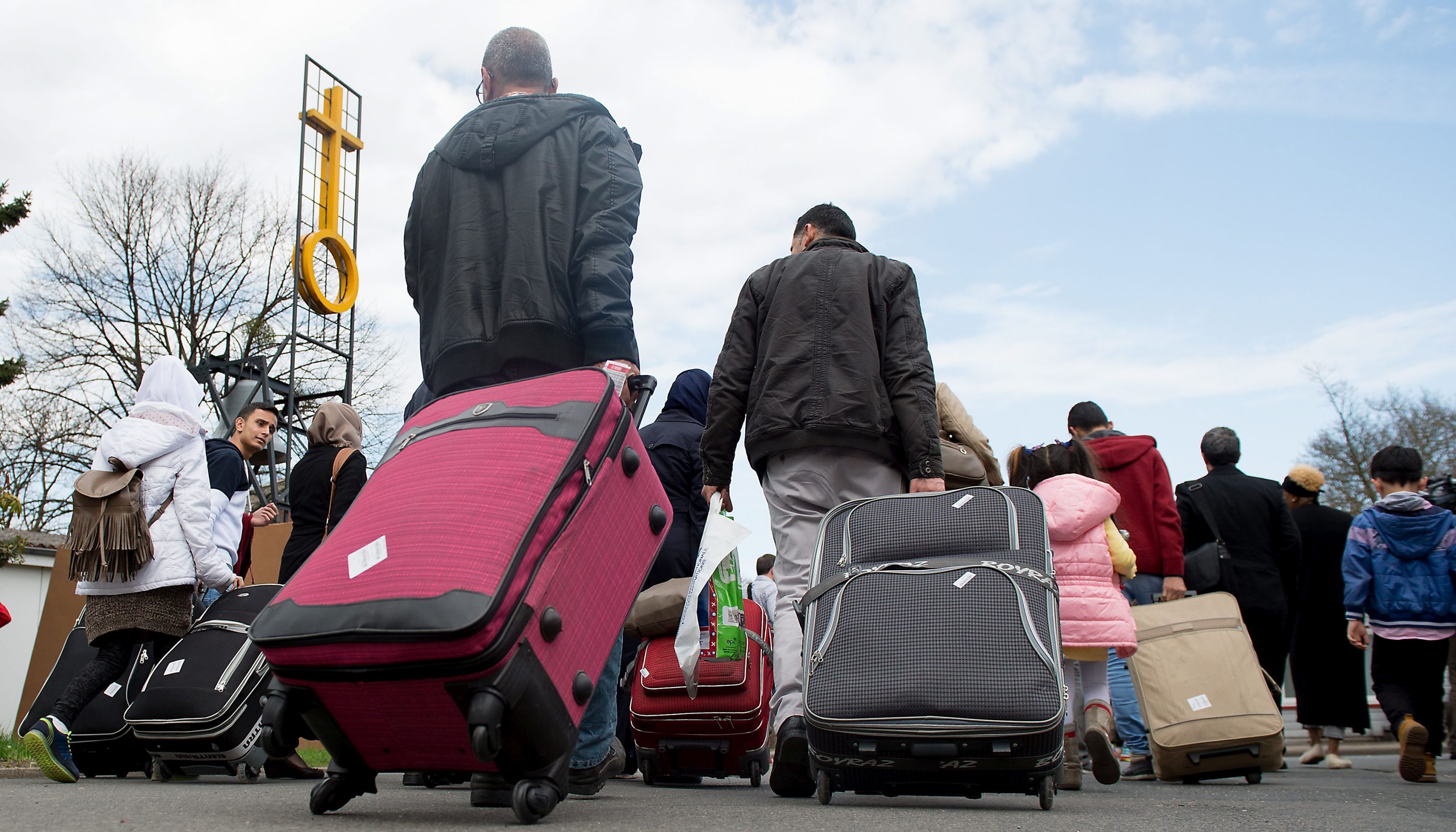 epa05243585 Syrian refugees arriving at the border entrance camp Friedland near Goettingen, Germany, 04 April 2016. A group of 16 Syrian refugees arrived on a scheduled flight from Turkey under the agreement between the European Union and Turkey, which received earlier the first batch of migrants from Greece. Meanwhile, Greece started on 04 April sending so-called 'irregular migrants' back to Turkey in a one-for-one exchange for Syrian refugees in Turkish camps.  EPA/SWEN PFOERTNER