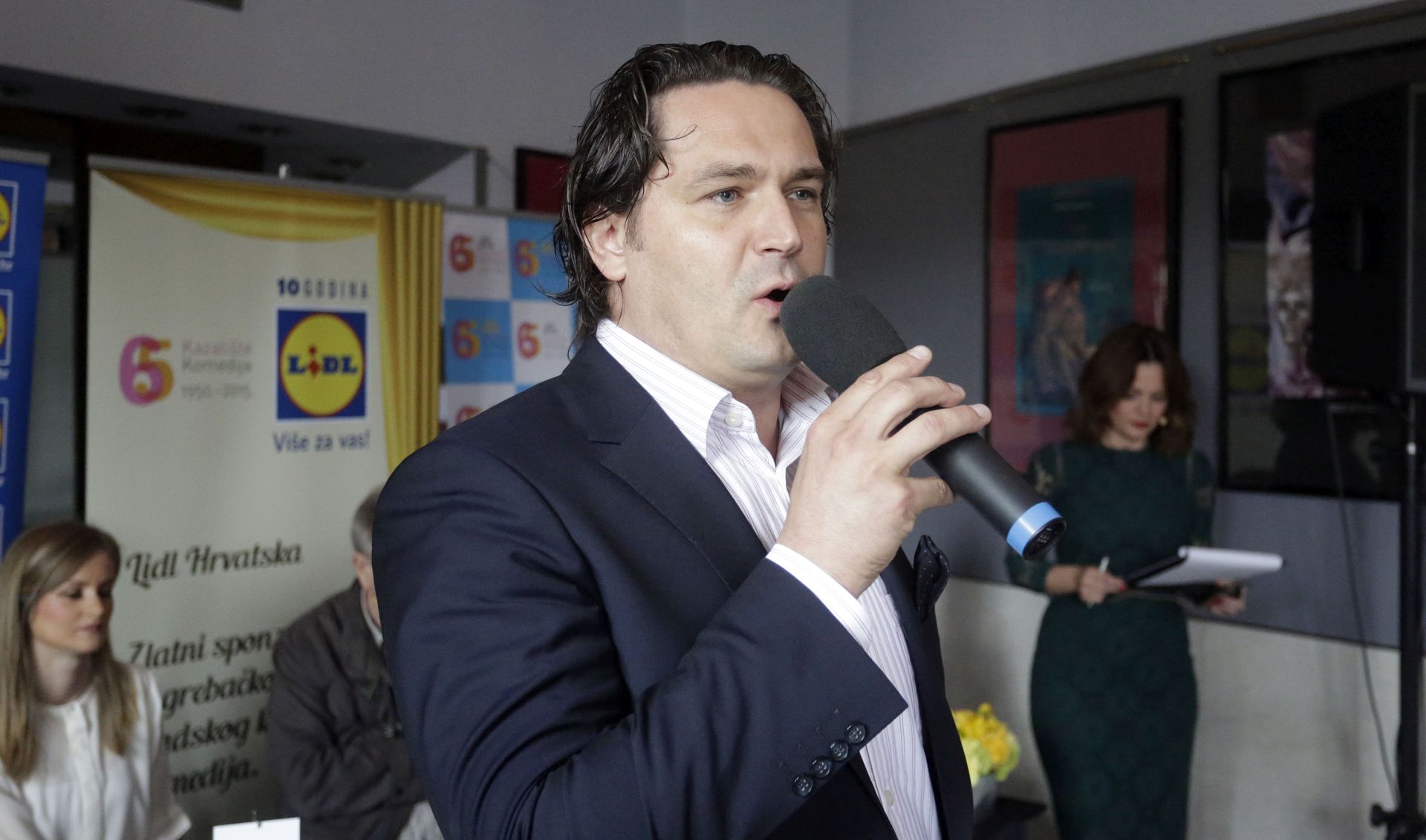 Zagreb, 20.04.2016 - Na konferenciji za novinare u kazalitu Komedija najavljena je premijera komedije Georgesa Feydeaua "Gospoðica iz Maxima" u reiji Ivice Kunèeviæa i suradnja kazalita Komedija sa trgovaèkim lancem LIDL. Na slici v.d.ravnatelja Komedije Adam Konèiæ.
foto HINA/ Denis CERIÆ /dc