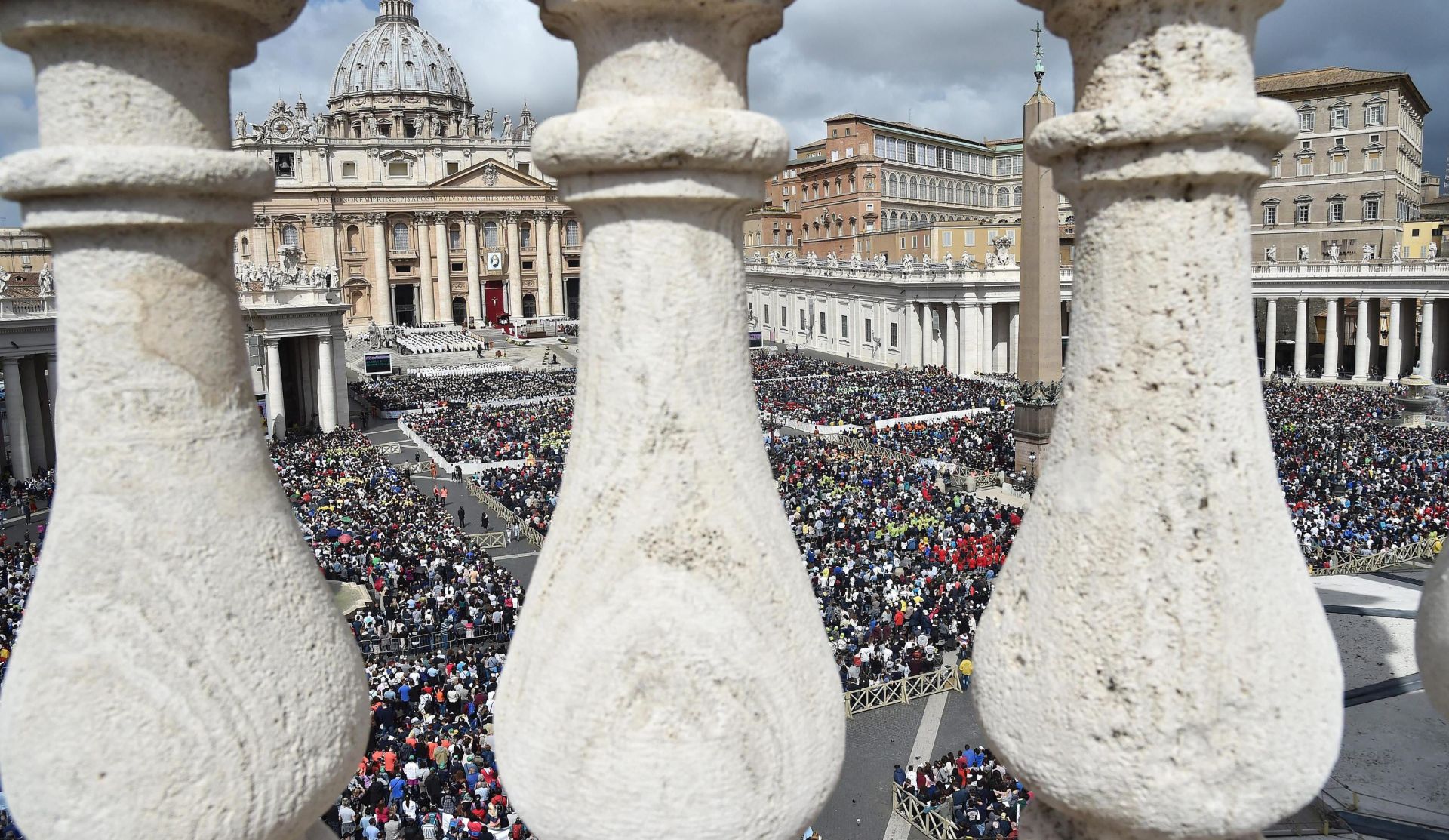 epa05274798 A general view as Pope Francis leads a mass for the Youth Jubilee in Saint Peters Square, Vatican City, 24 April 2016.  EPA/ETTORE FERRARI