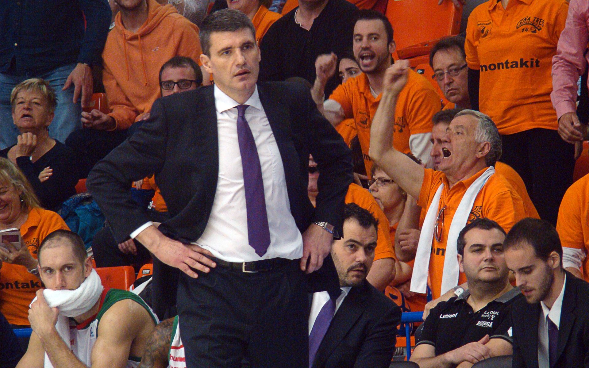 Madrid, 26.4.2016. - Trener Baskonije Laboral Kutxe i bivi hrvatski izbornik Velimir Perasoviæ (51), koji je s baskijskom momèadi izborio Final Four Eurolige, rekao je da moe napraviti dobar rezultat ako mu se oporave ozlijeðeni igraèi, te da Hrvatskoj eli sreæu na kvalifikacijskom turniru za odlazak na Olimpijske igre. Na fotografiji Velimir Perasoviæ tijekom gostujuæe utakmice panjolskog prvenstva izmeðu njegove Laboral Kutxe i Fuenlabrade, gdje je proveo pet sezona kao igraè.
foto HINA / Miho DOBRAIN / mm