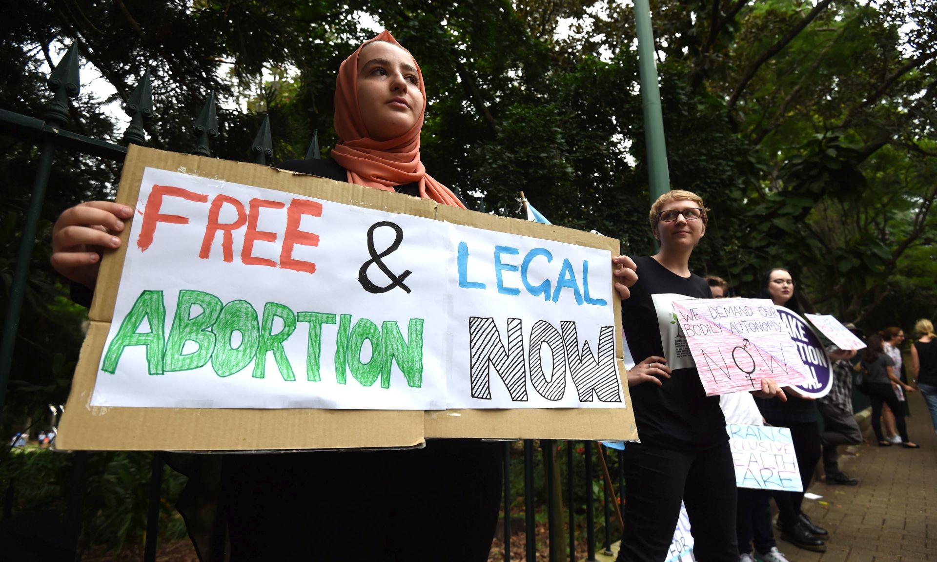 epa05297127 Abortion pro-choice supporters rally outside the Queensland Parliament in Brisbane, Australia, 10 May 2016. Member of the Queensland Legislative Assembly Rob Pyne has tabled a bill to decriminalize abortion in the state.  EPA/DAN PELED AUSTRALIA AND NEW ZEALAND OUT