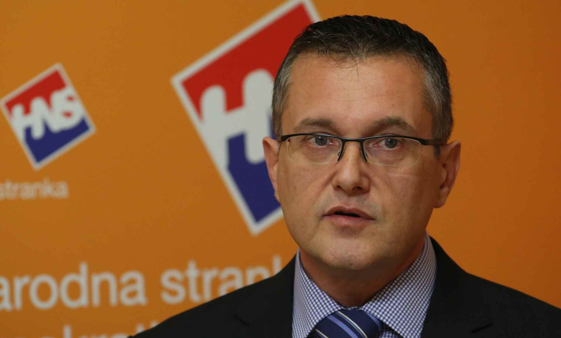 Zagreb, 11.10.2016. - Konferencija za medije Hrvatske narodne stranke (HNS) na temu 'Tko je ugasio svijetlo u Hrvatskoj - pravo na izbor, sloboda i zatita ljudskih prava ne smiju se nikada dovoditi u pitanje'. Na fotografiji Goran Beus Richembergh. foto HINA/ Lana SLIVAR DOMINIÆ / lsd