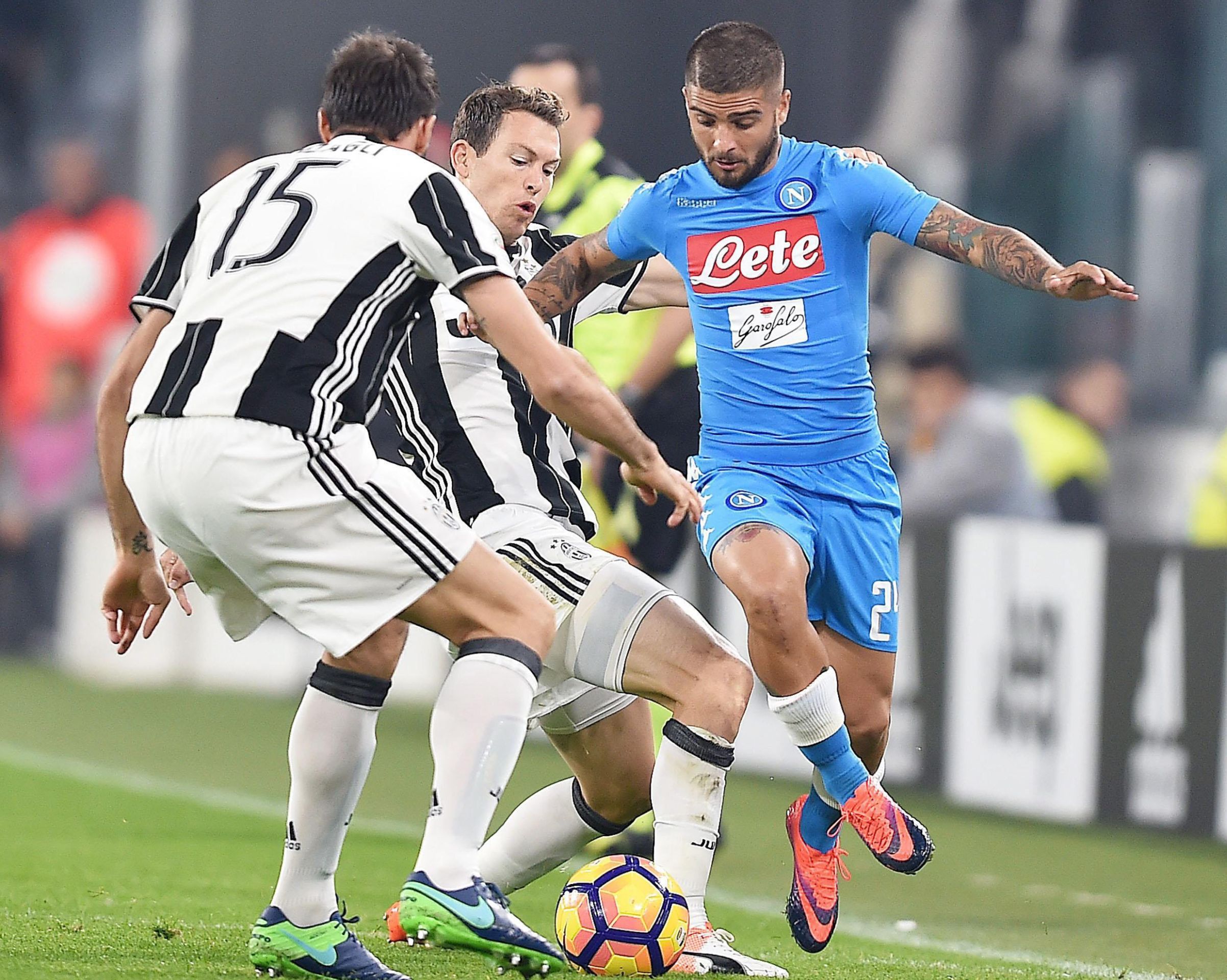 epa05608924 Napoli's Lorenzo Insigne (R) contrastated by Juventus' Andrea Barzagli (L) and Stephan Lichtsteiner during the Italian Serie A soccer match Juventus FC vs SSC Napoli at Juventus Stadium in Turin, Italy, 29 October 2016.  EPA/ALESSANDRO DI MARCO
