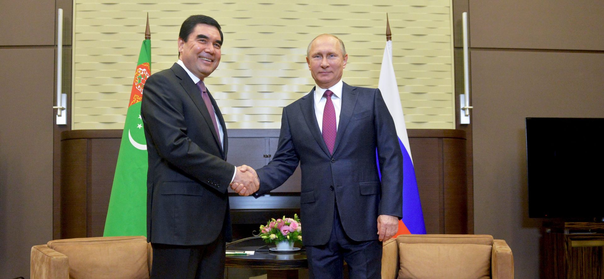 epa05612547 Russian President Vladimir Putin (R) shakes hands with Turkmen President Gurbanguly Berdymukhamedov (L) during their meeting at the Bocharov Ruchei residence in the Black sea resort of Sochi, Russia, 01 November 2016. Turkmen President is on a working visit in Russia.  EPA/ALEXEI DRUZHININ / SPUTNIK / KREMLIN POOL MANDATORY CREDIT