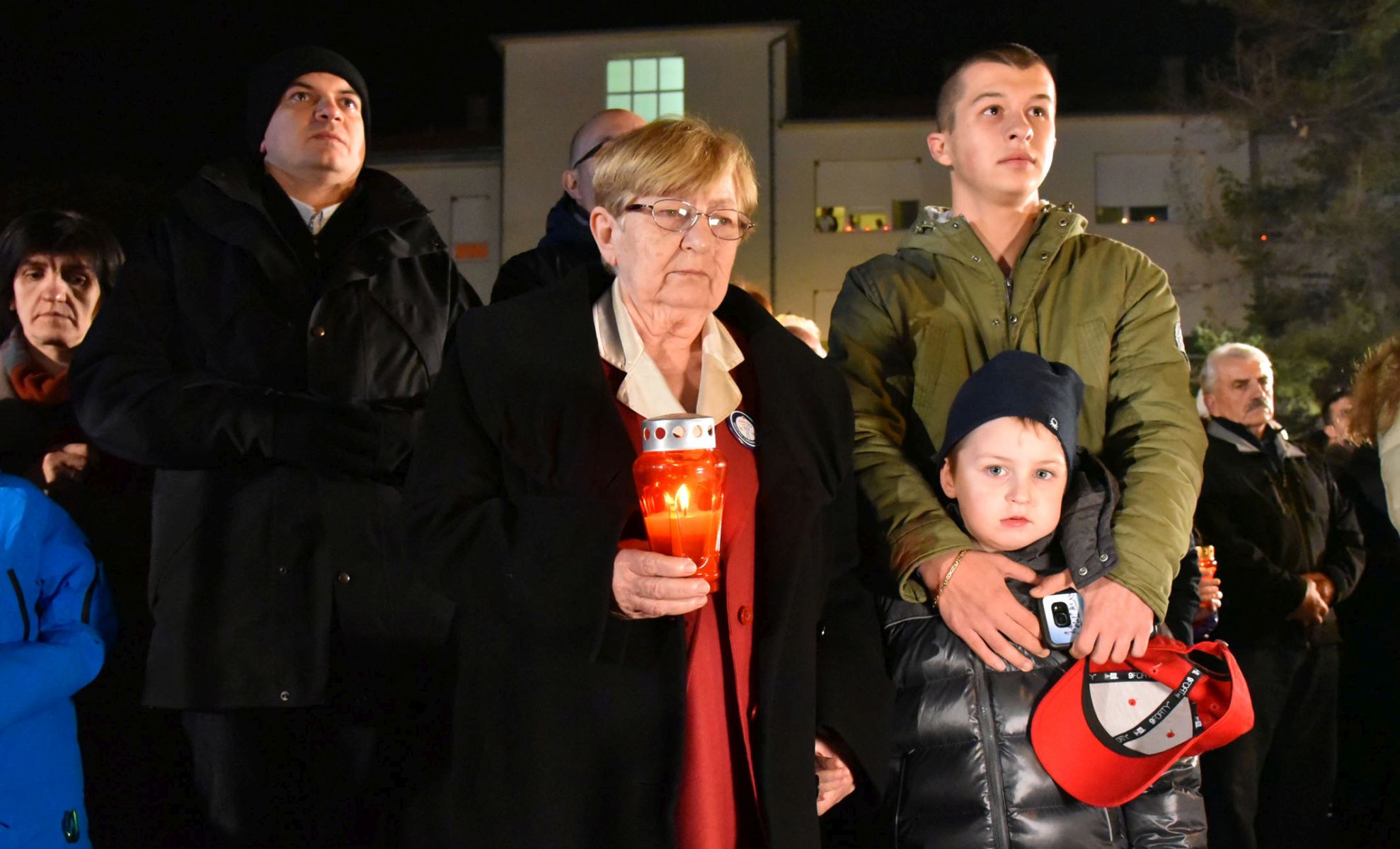 Vukovar, 17.11.2016 - U Vukovaru je odrana sjednica Vlade RH, a nakon su èlanovi Vlade, zajedno s predsjednicom RH Kolindom Grabar Kitaroviæ i drugim dunosnicima, zapalili svijeæe ispred vukovarske bolnice. Na fotografiji Vesna Bosanac. foto HINA / mm