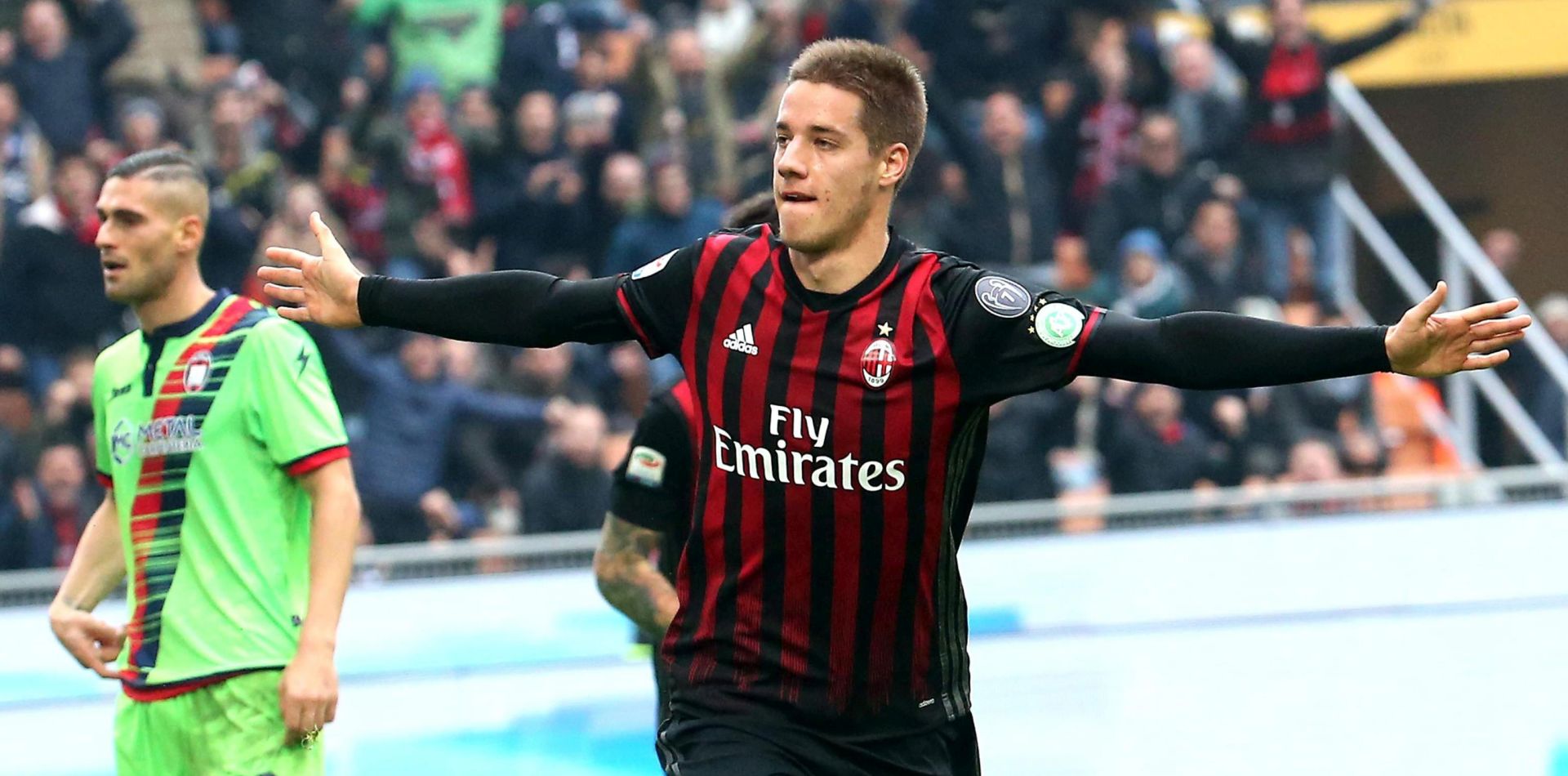 epa05659396 Milan's midfielder Mario Pasalic jubilates after scoring the 1-1 goal during the Italian serie A soccer match between Ac Milan and Fc Crotone at Giuseppe Meazza stadium in Milan, Italy, 04 December 2016.  EPA/MATTEO BAZZI