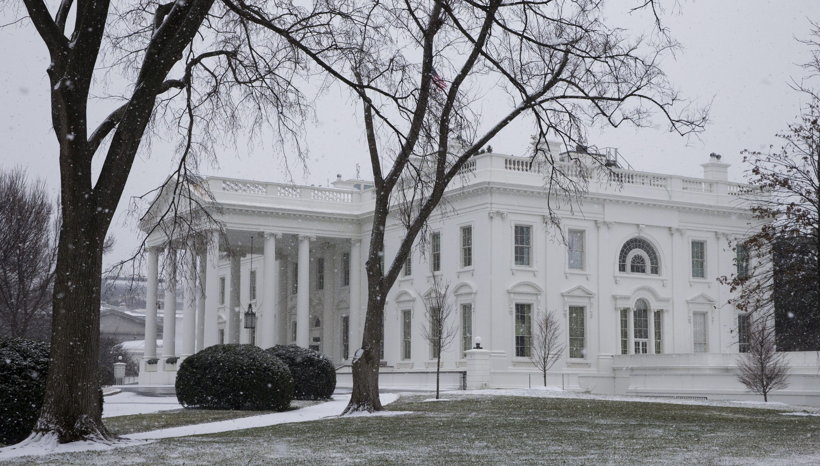 epa05703848 The White House with a fresh dusting of snow in Washington, DC, USA, 07 January 2017. President-elect Donald Trump will be sworn in as the 45th President of the United States 20 January 2017.  EPA/SHAWN THEW