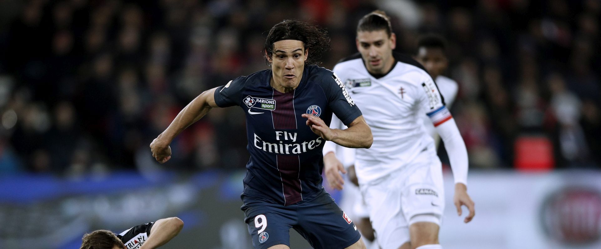 epa05711734 Edinson Cavani (C) of Paris Saint Germain in action during the French Coupe de la Ligue quarter final soccer match between Paris Saint-Germain (PSG) and FC Metz at the Parc des Princes stadium in Paris, France, 11 January 2017.  EPA/YOAN VALAT
