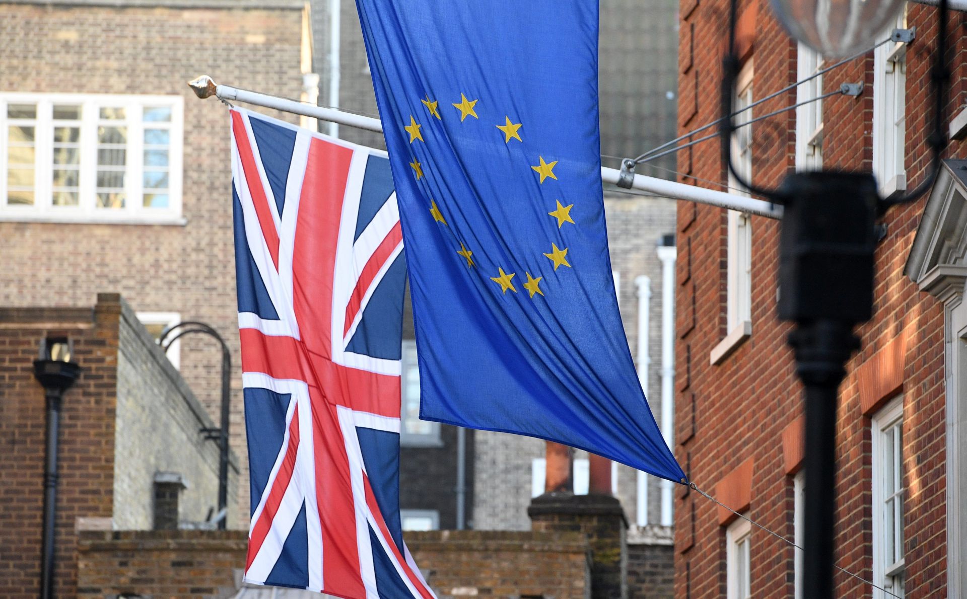epa05746976 The EU and Union Jack flags fly side by side outside the Europa House in Westminster in London, Britain, 24 January 2017. The British government earlier the same day lost its right to trigger Article 50 o the Lisbon treaty without a parliamentary vote, after the Supreme Court announced an 8-3 verdict against the government.  EPA/FACUNDO ARRIZABALAGA