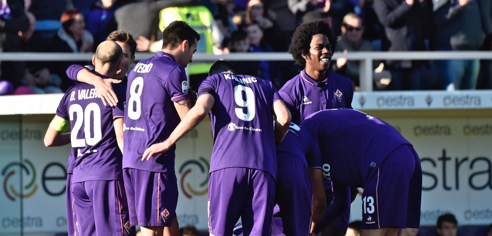 epa05759545 Fiorentina's Josip Ilicic jubilates with teammates after scoring a goal during Italian Serie A soccer match Acf Fiorentina vs Cfc Genoa at Artemio Franchi stadium in Floence, Italy, 29 January 2017.  EPA/MAURIZIO DEGL'INNOCENTI