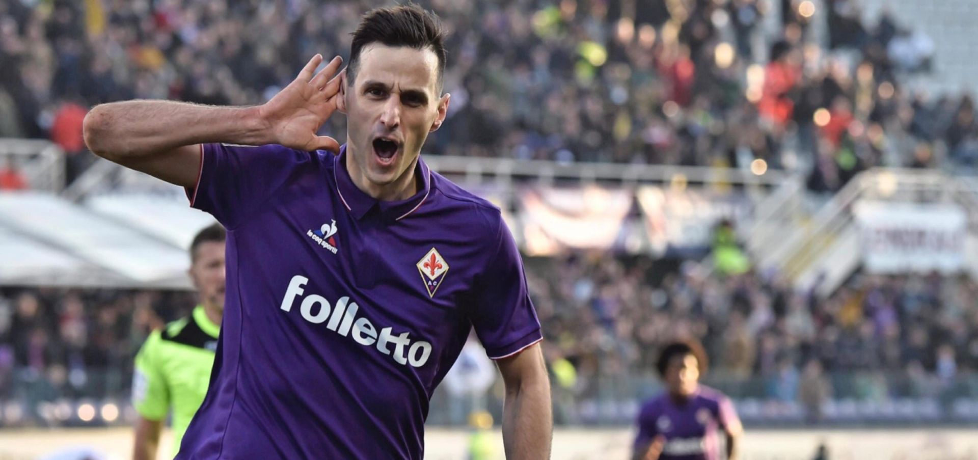 epa05759652 Fiorentina's Nikola Kalinic celebrates after scoring a goal during Italian Serie A soccer match Acf Fiorentina vs Cfc Genoa at Artemio Franchi stadium in Floence, Italy, 29 January 2017.  EPA/MAURIZIO DEGL'INNOCENTI