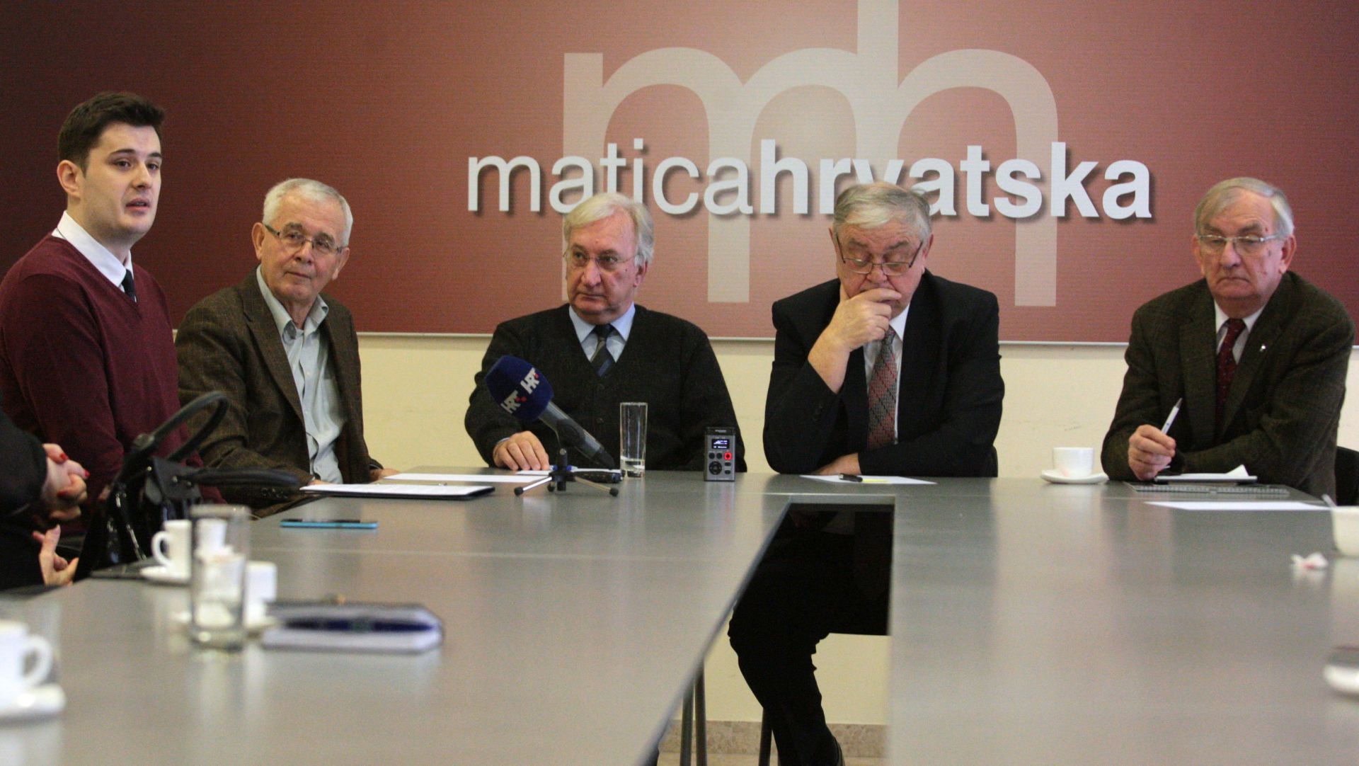 Zagreb, 30.01.2017 - Predsjednik Matice hrvatske akademik Stjepan Damjanoviæ pozvao je urednike i novinare na godinji susret i domjenak u Palaèu Matice hrvatske. Na susretu predstavljeni su rad i rezultati rada Matice u protekle dvije godine, kao i najvaniji aktualni projekti te program i planovi za iduæu godinu, a najavljena je i sveèana proslava 175. obljetnice osnutka Matice hrvatske, koja æe se odrati u subotu 11. veljaèe 2017. Na fotografiji (2L-D) Stipe Botica, Damir Barbariæ, Stjepan Damjanoviæ i Stjepan Suèiæ.  foto HINA /Zvonimir KUHTIÆ/ zk