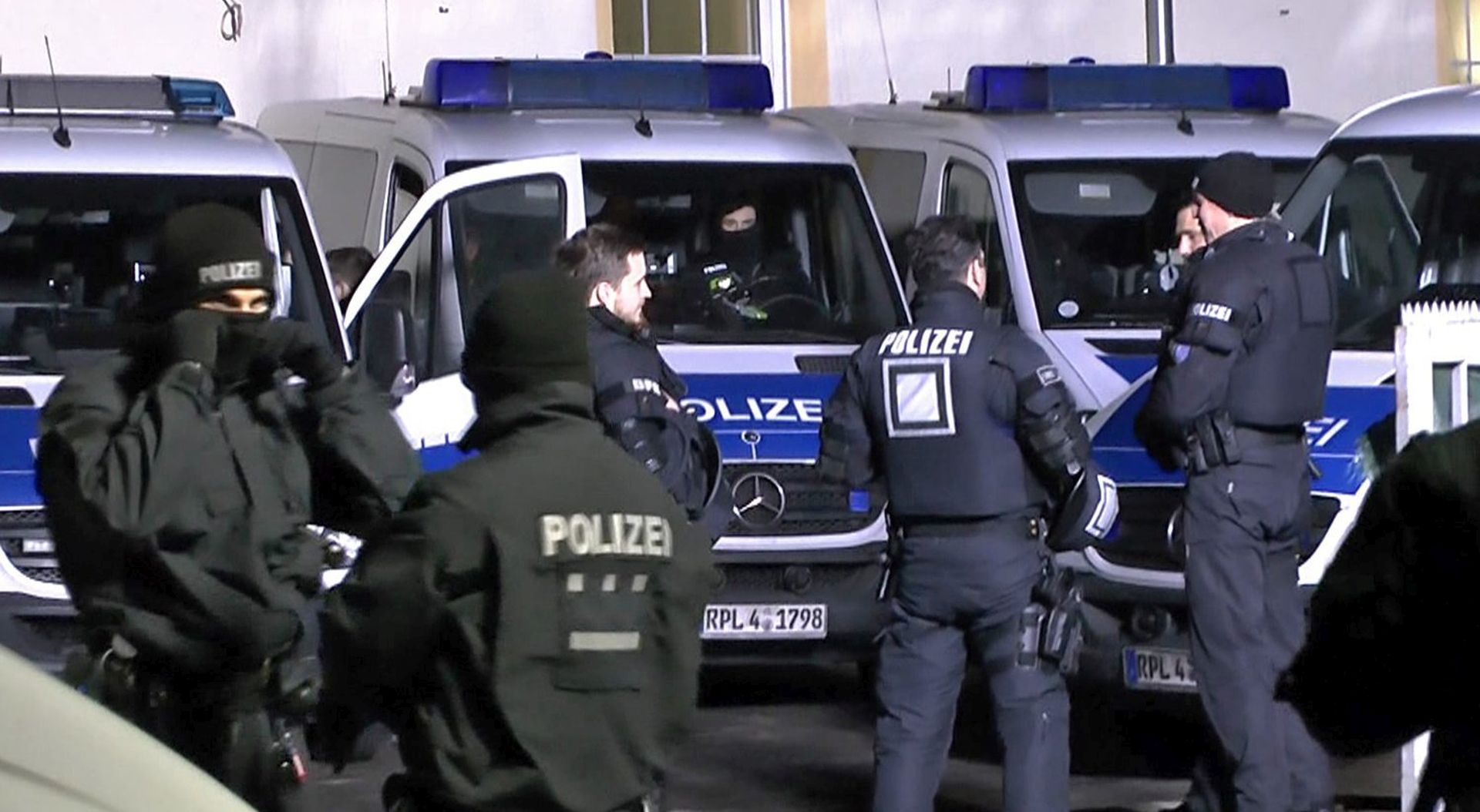 epa05764317 Policemen search Bilal Mosque in Frankfurt Main, Germany, 01 February 2017. During a raid against terror suspects in Germany, a 36-year-old man from Tunisia has been arrested, who is suspected of being a recruiter for the Islamic State (IS).  EPA/FRIEDRICH DEMEL BEST QUALITY AVAILABLE - GERMANY OUT