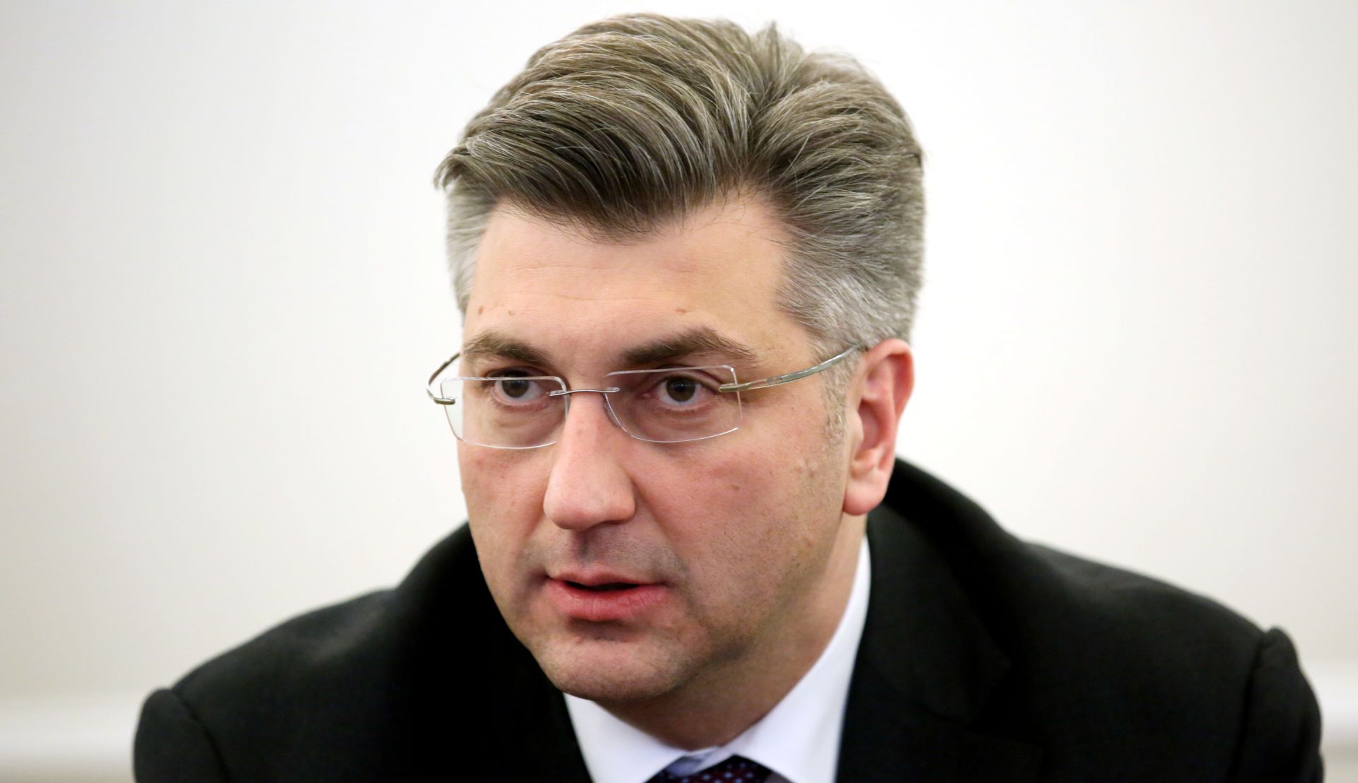 Zagreb, 01.02.2017. - Predsjednik Vlade Republike Hrvatske Andrej Plenkoviæ potpisao je, s predsjednikom Matice umirovljenika Hrvatske Josipom Kovaèiæem i predsjednicom Sindikata umirovljenika Hrvatske Jasnom A. Petroviæ, Sporazum o osnivanju Nacionalnog vijeæa za umirovljenike i starije osobe. Na fotografiji Andrej Plenkoviæ. foto HINA/ Lana SLIVAR DOMINIÆ/ lsd