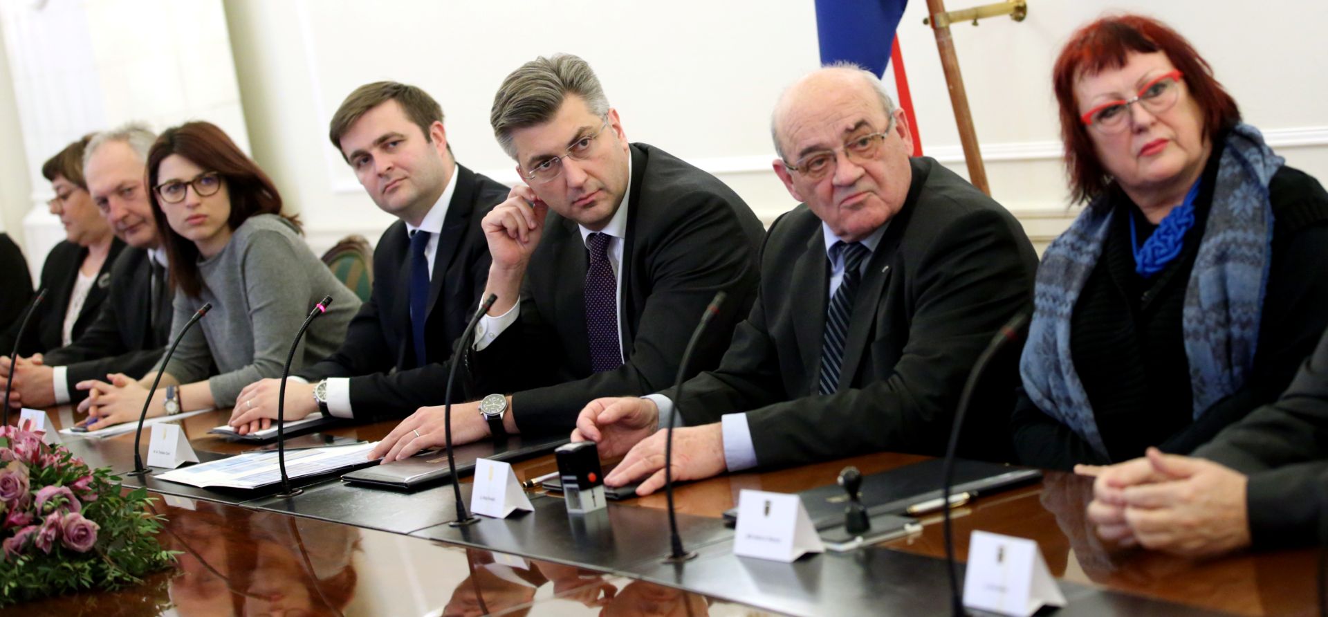 Zagreb, 01.02.2017. - Predsjednik Vlade Republike Hrvatske Andrej Plenkoviæ potpisao je, s predsjednikom Matice umirovljenika Hrvatske Josipom Kovaèiæem i predsjednicom Sindikata umirovljenika Hrvatske Jasnom A. Petroviæ, Sporazum o osnivanju Nacionalnog vijeæa za umirovljenike i starije osobe. Na fotografiji Tena Mietiæ, Tomislav Æoriæ, Andrej Plenkoviæ, Josip Kovaèiæ, Jasna A. Petroviæ. foto HINA/ Lana SLIVAR DOMINIÆ/ lsd