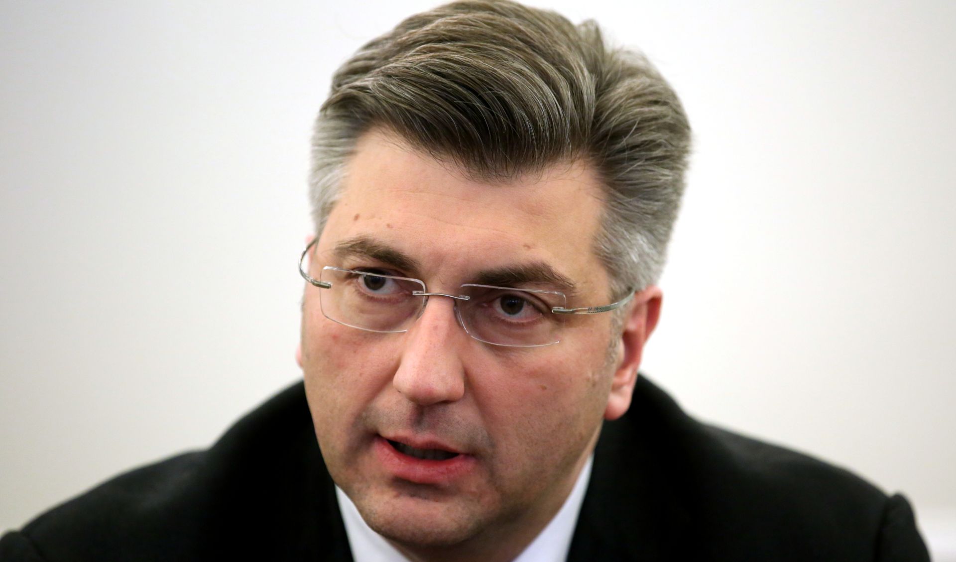 Zagreb, 01.02.2017. - Predsjednik Vlade Republike Hrvatske Andrej Plenkoviæ potpisao je, s predsjednikom Matice umirovljenika Hrvatske Josipom Kovaèiæem i predsjednicom Sindikata umirovljenika Hrvatske Jasnom A. Petroviæ, Sporazum o osnivanju Nacionalnog vijeæa za umirovljenike i starije osobe. Na fotografiji Andrej Plenkoviæ. foto HINA/ Lana SLIVAR DOMINIÆ/ lsd