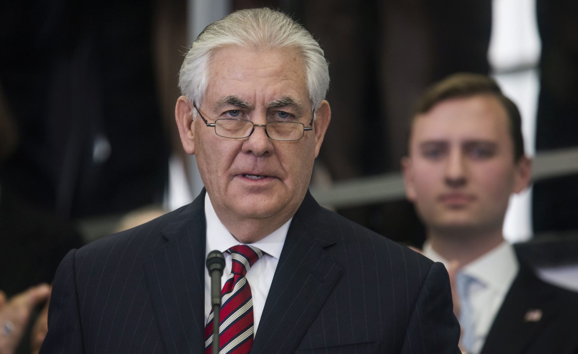 epa05766892 Newly-appointed U.S. Secretary of State Rex Tillerson greets State Department employees in the lobby of the State Department in Washington, DC, USA, 02 February 2017. Tillerson was sworn-in as Secretary of State on 01 February at the White House.  EPA/JIM LO SCALZO
