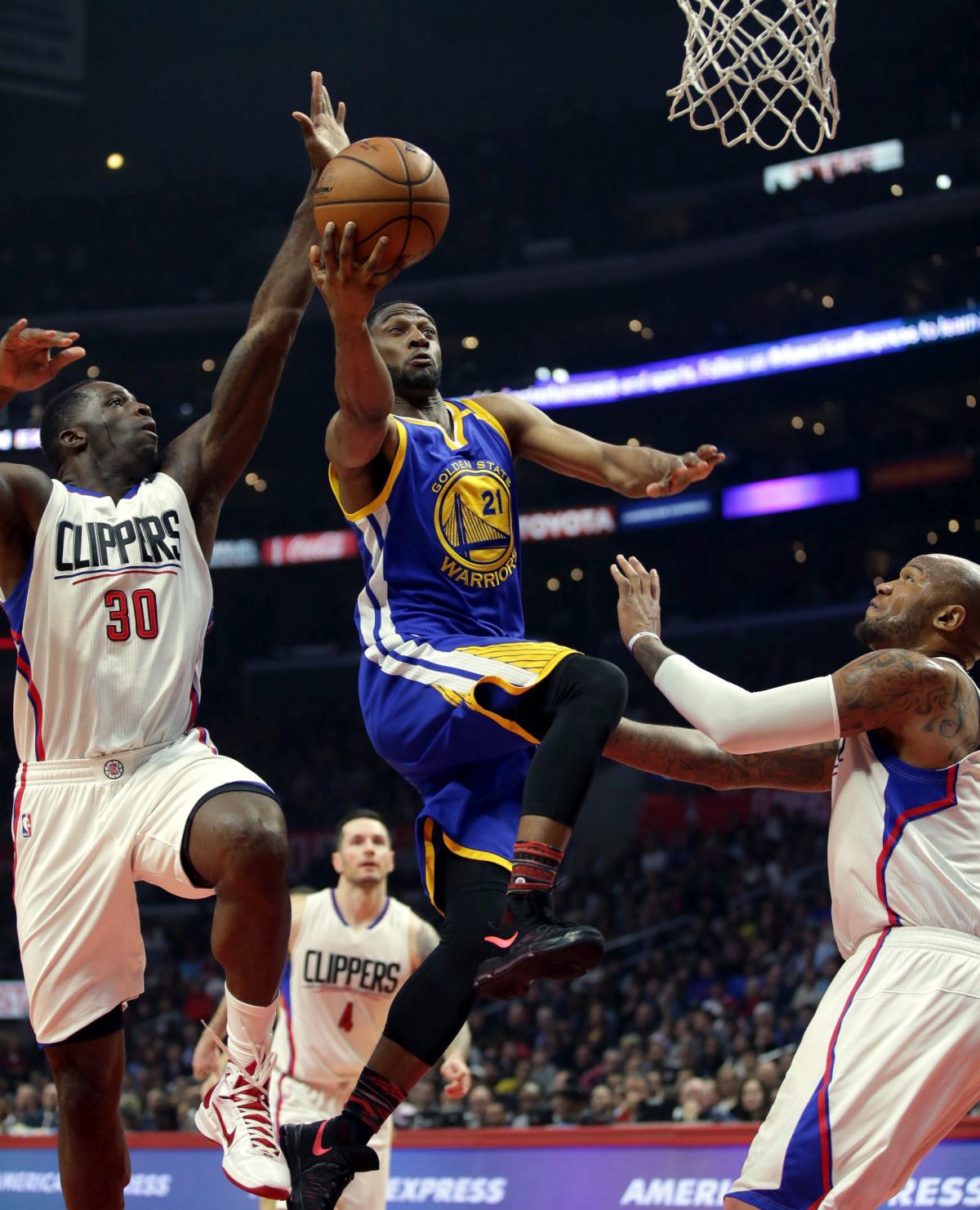 epa05767862 Golden State Warriors guard Ian Clark (C) goes up for the lay-up as he is defended by LA Clippers center Marreese Speights (R) and LA Clippers forward Brandon Bass (L) in the first half of the NBA basketball game between the Golden State Warriors and the Los Angeles Clippers at the Staples Center in Los Angeles, California, USA, 02 February 2017.  EPA/MIKE NELSON